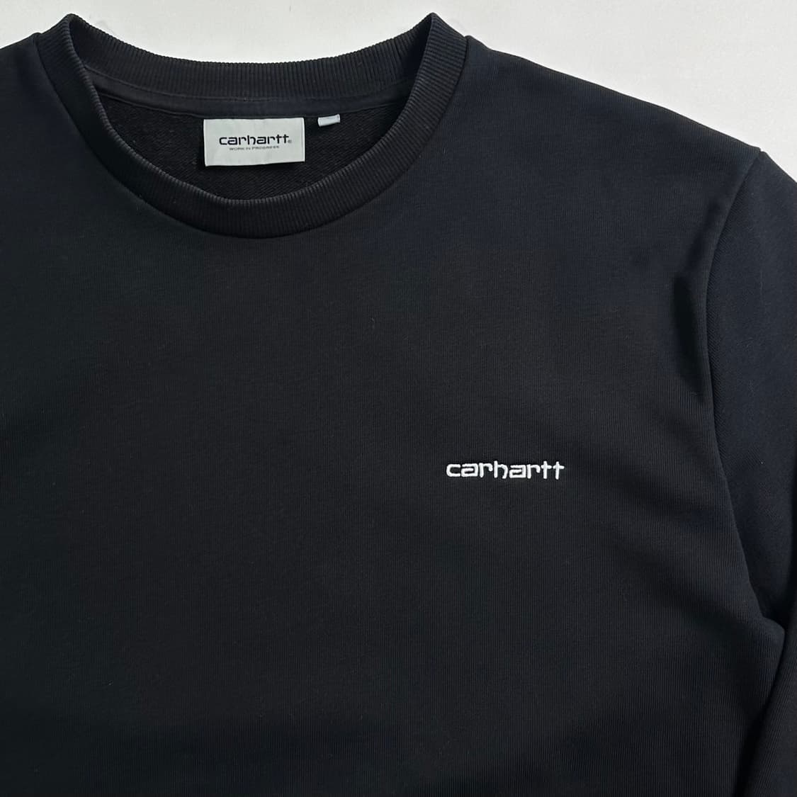 칼하트 스몰로고 블랙 맨투맨 상품이미지3