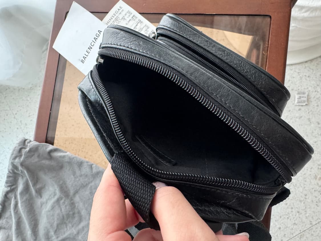 발렌시아가 블랙 레더 크로스백 상품이미지7