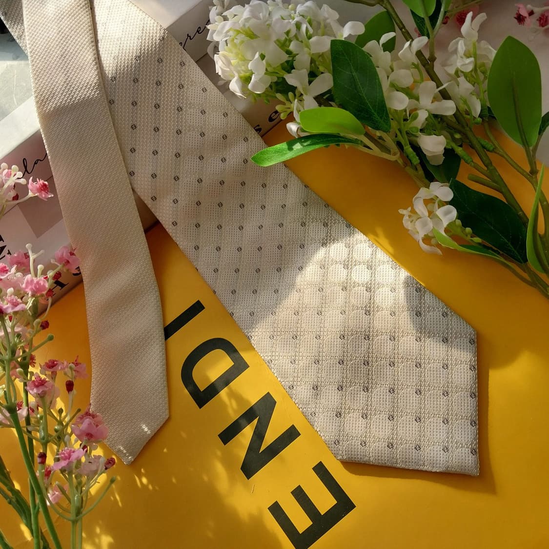 펜디 실크 화이트 자카드 로고 패턴 넥타이 9cm A+등급 K1502
 상품이미지3