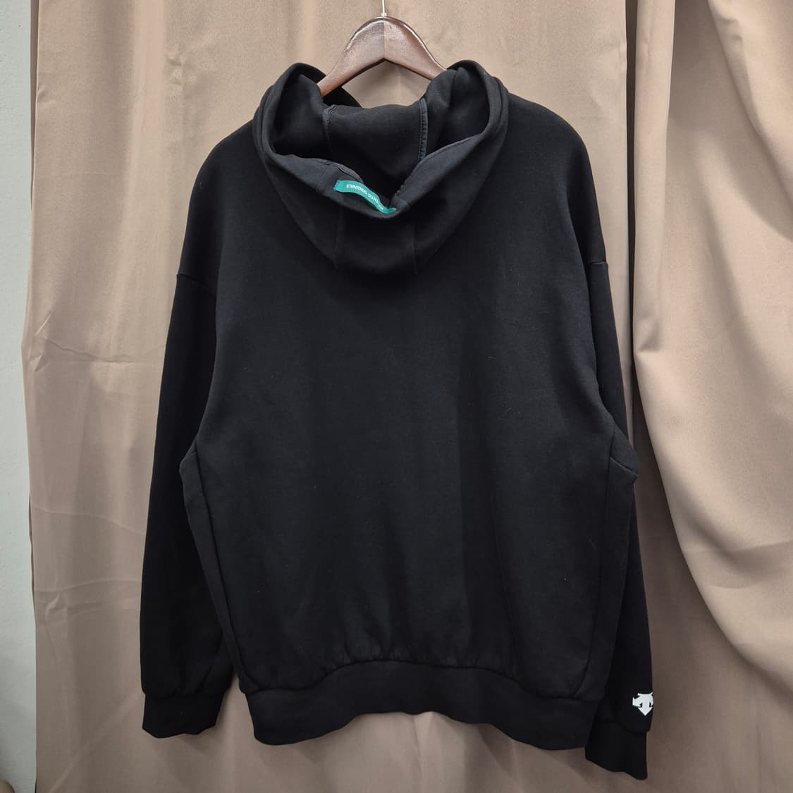 데상트 블랙 후드티 XL 상품이미지3