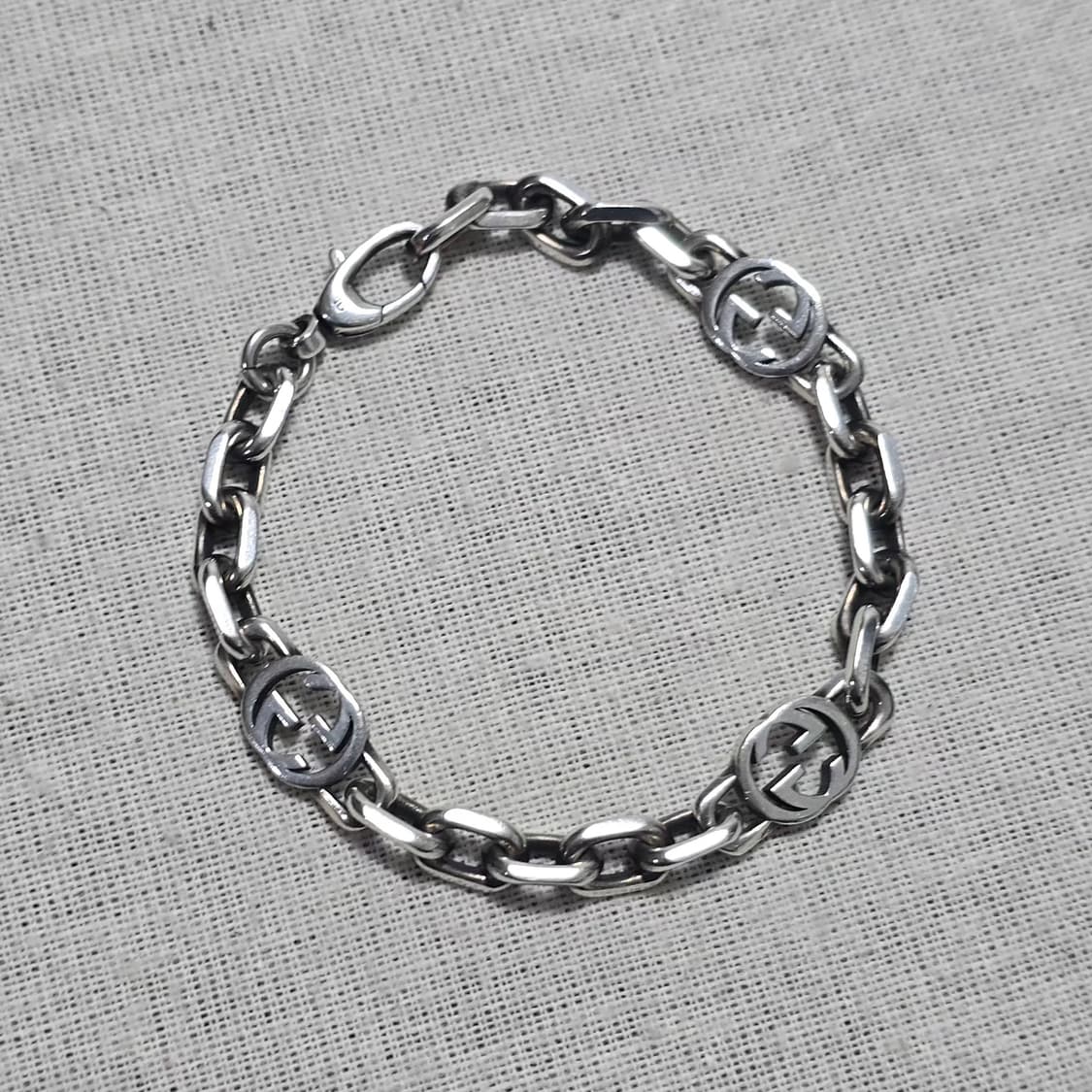 구찌 인터로킹 G 디테일 실버 팔찌 상품이미지3