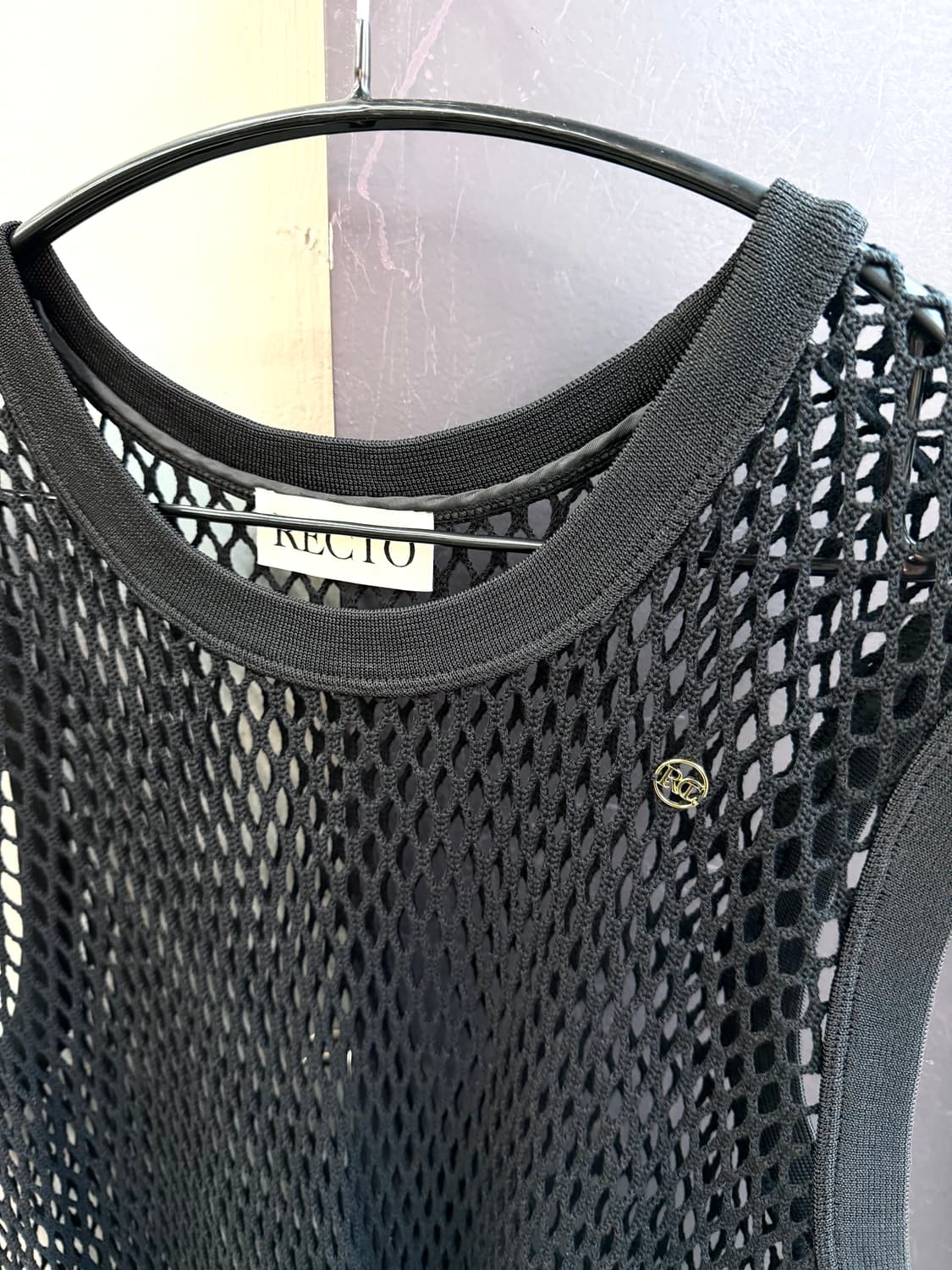 L/ 렉토 허니콤 슬리브리스 탑 블랙 상품이미지6