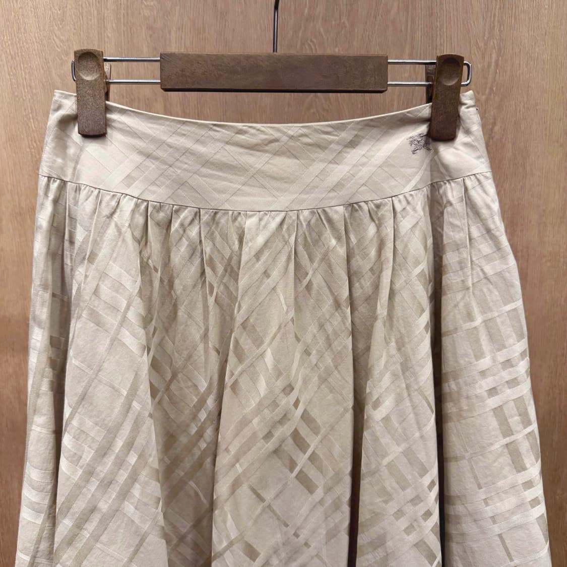 버버리 블루 라벨 체크 자카드 리본 디테일 플레어 스커트 베이지 상품이미지4