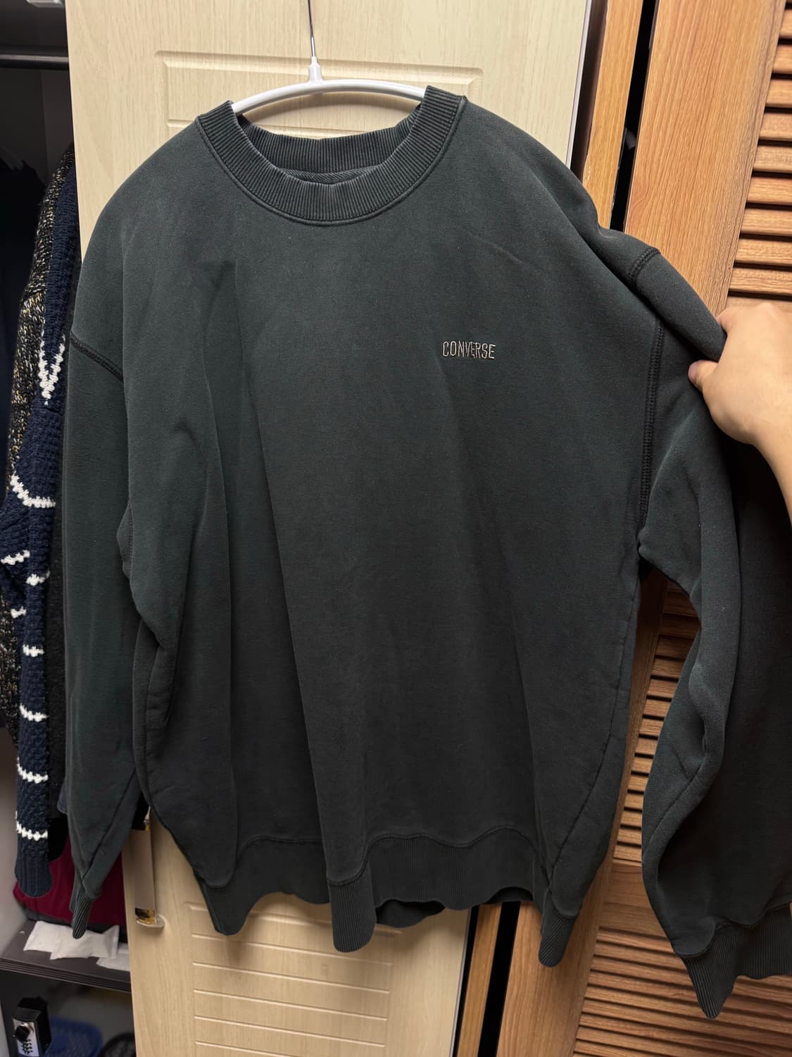 컨버스 먹색 맨투맨 상품이미지1