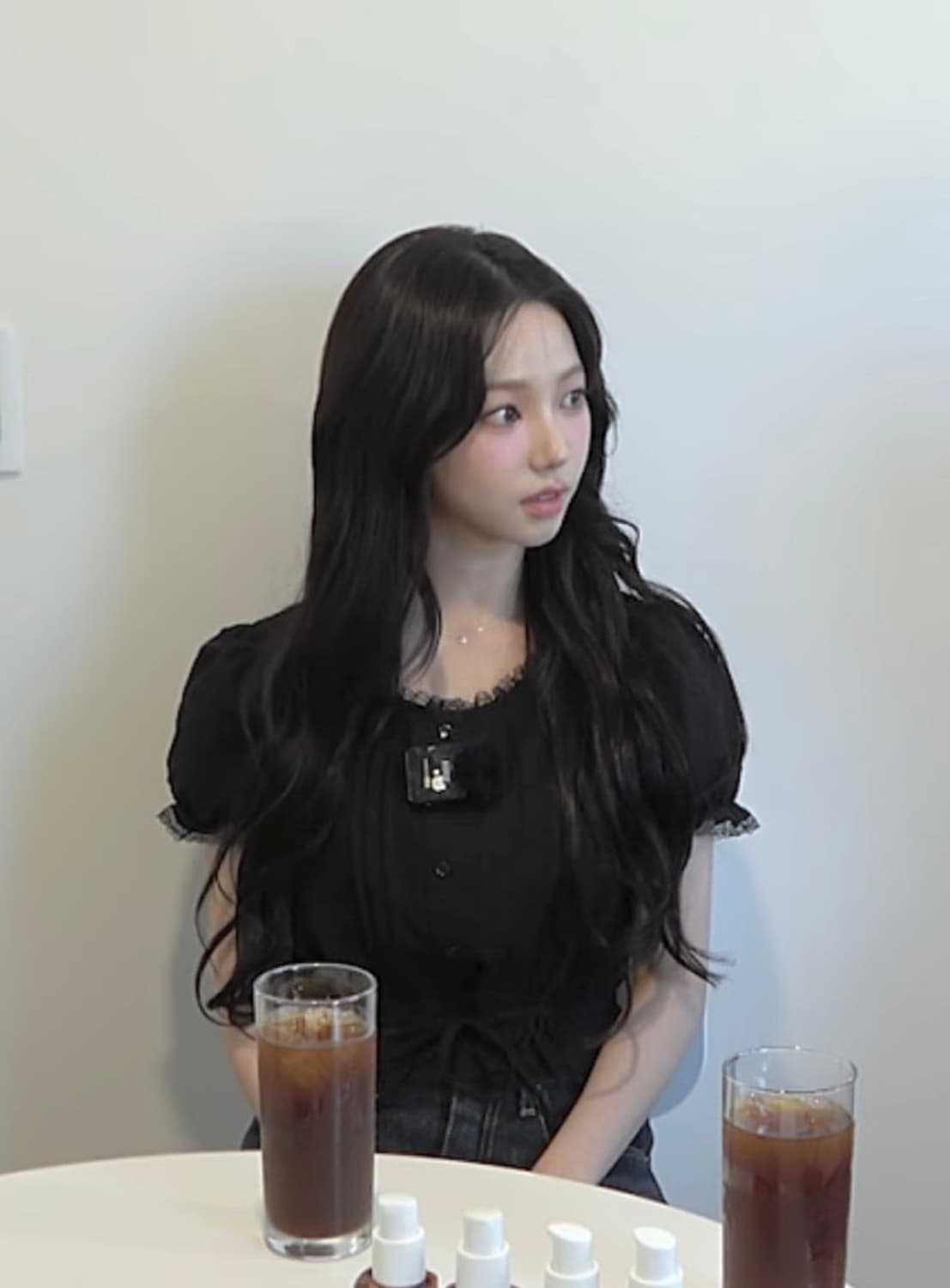 카리나 로라로라 프릴 셔링 블라우스 상품이미지1