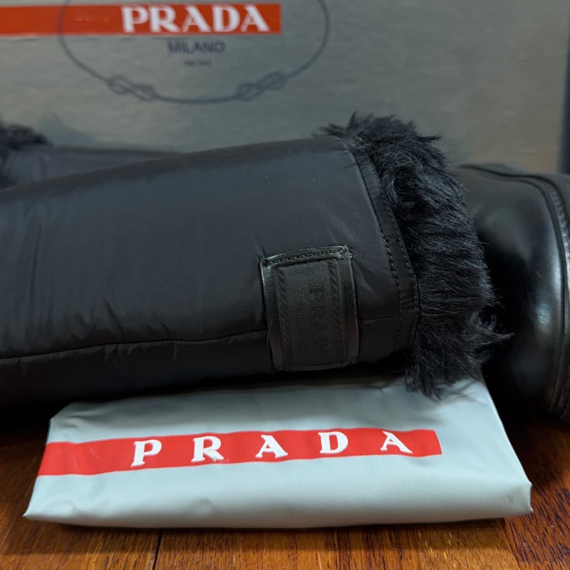 프라다 패치 디테일 퍼 부츠 상품이미지4