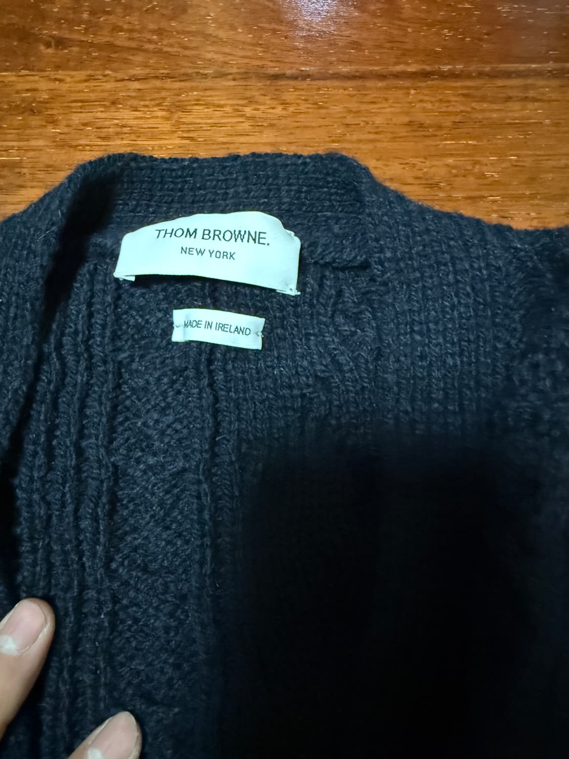 톰브라운  4바 스트라이프 아란 케이블 도니골 울 가디건 2사이즈 판매 상품이미지5
