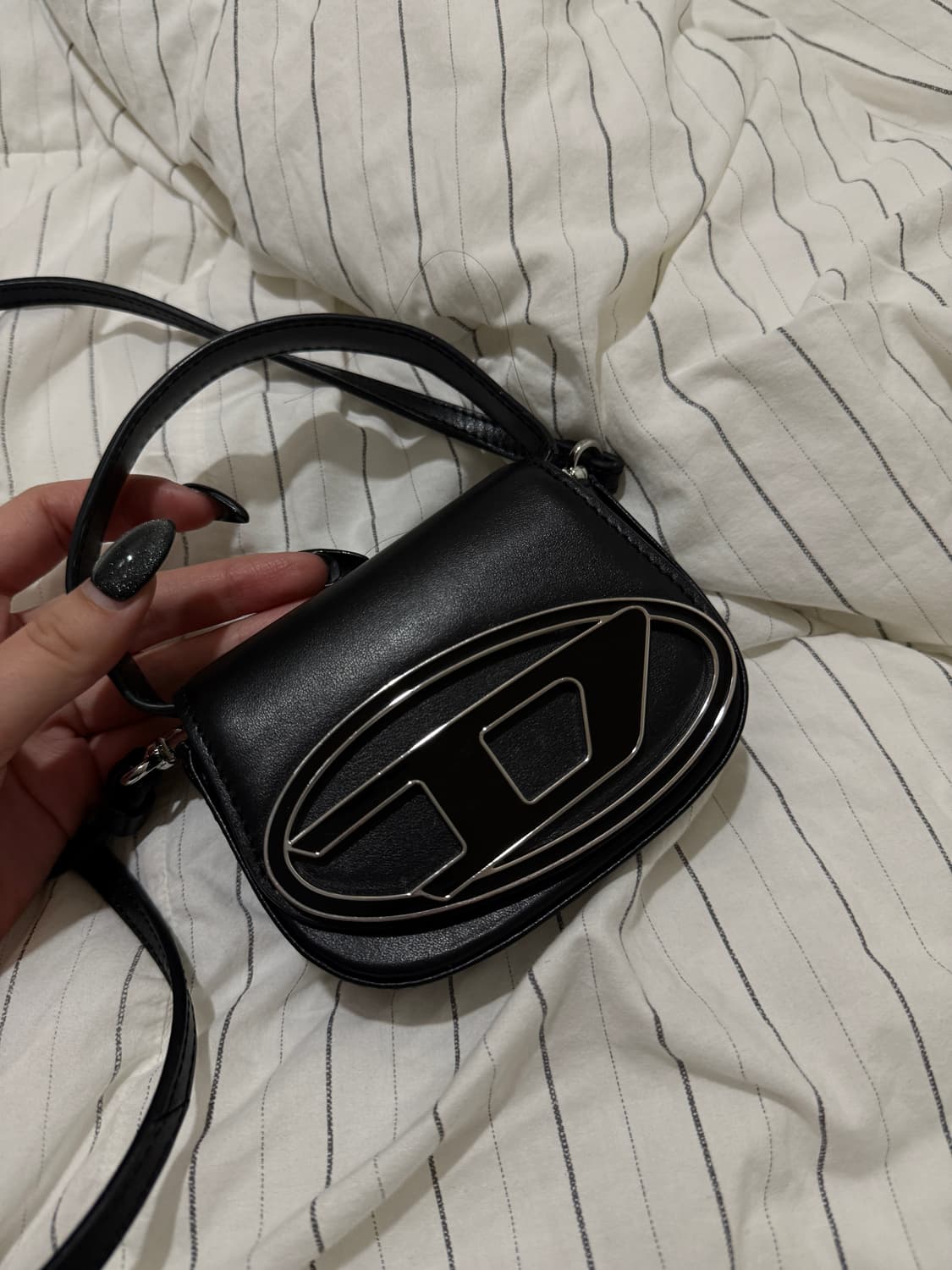 디젤 1DR 미니백 플라크 블랙 상품이미지1