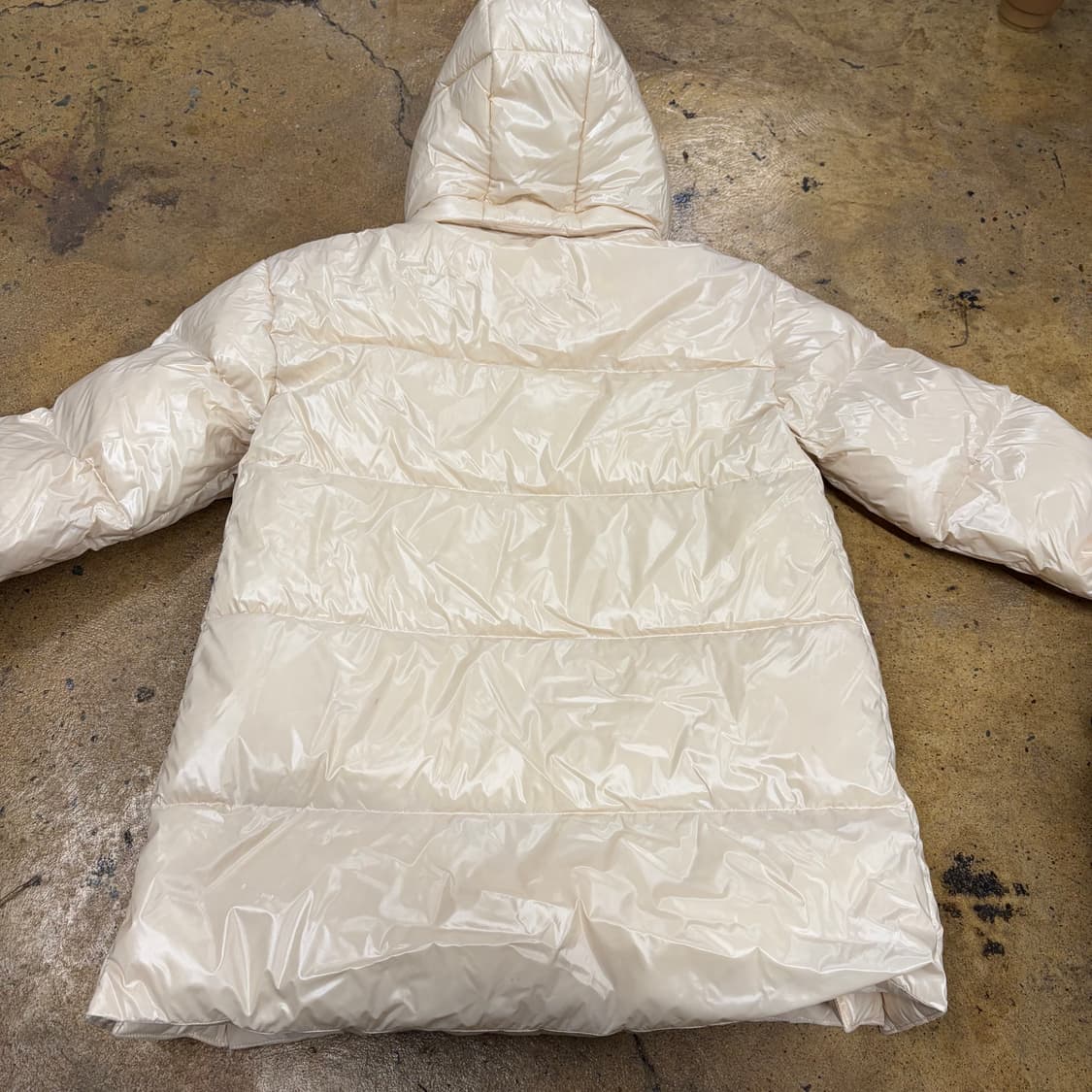 아디다스 크림 화이트 유광 패딩  상품이미지4