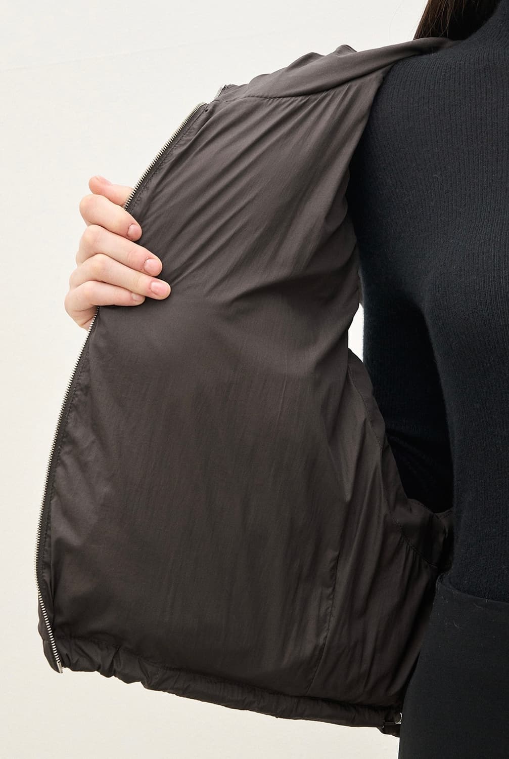 더캐시미어 다운 베스트 구스 패딩  상품이미지9