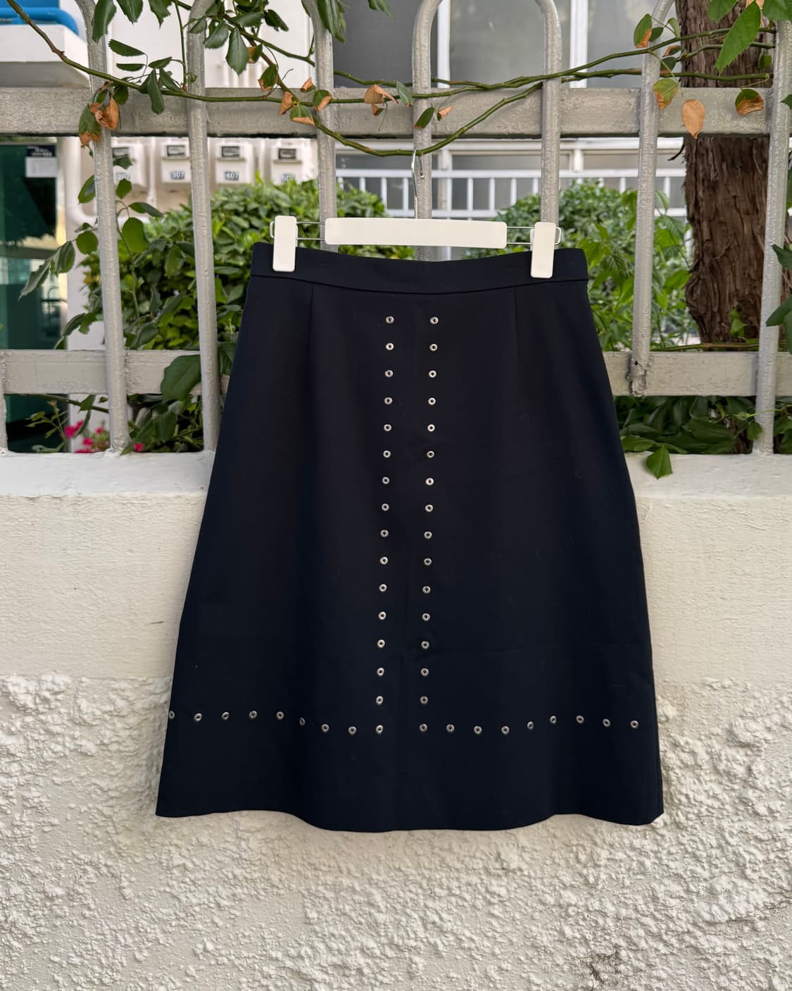 미니멀 아일렛 포인트 블랙 스커트 상품이미지1