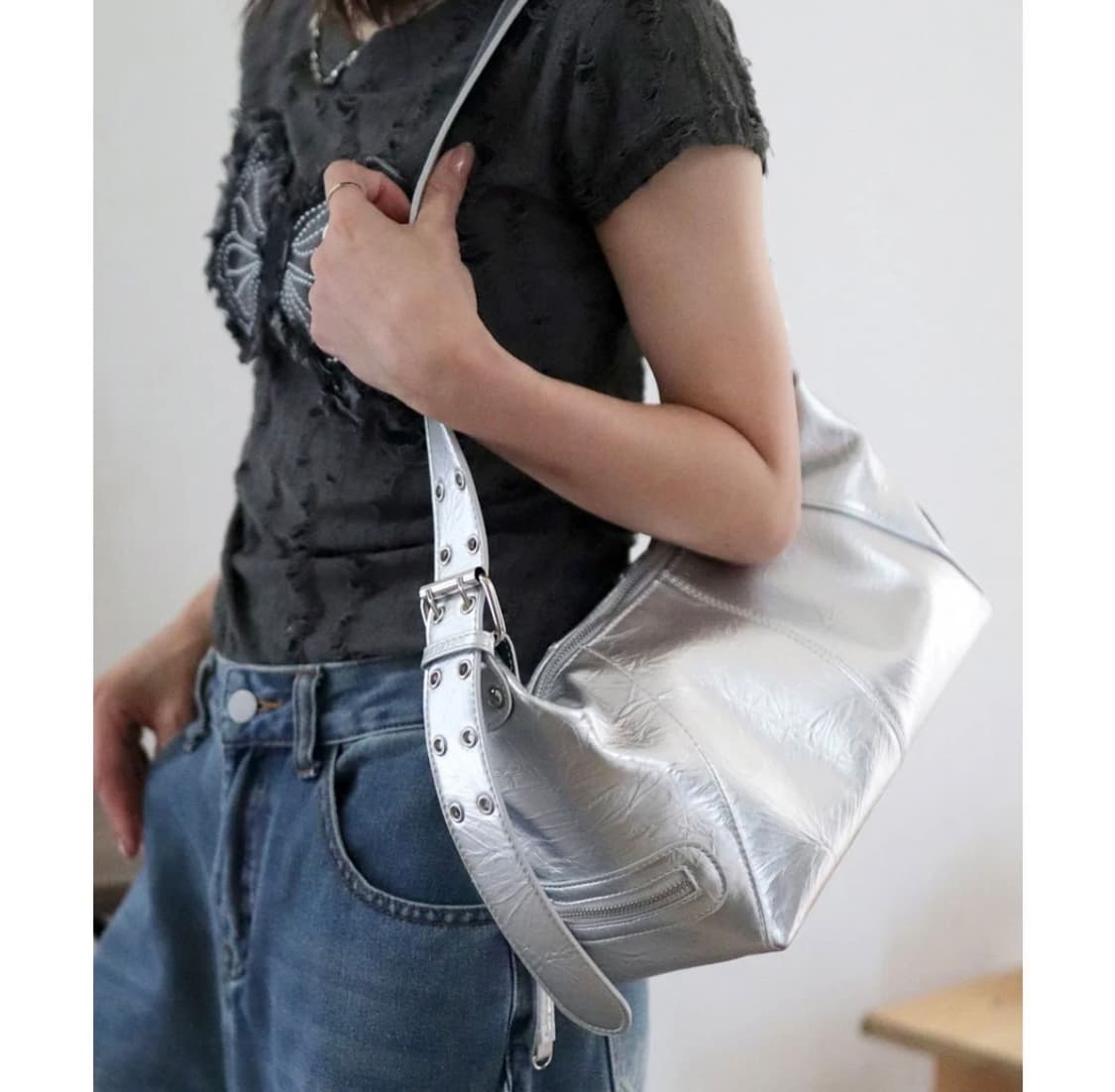 실버 숄더백 상품이미지1