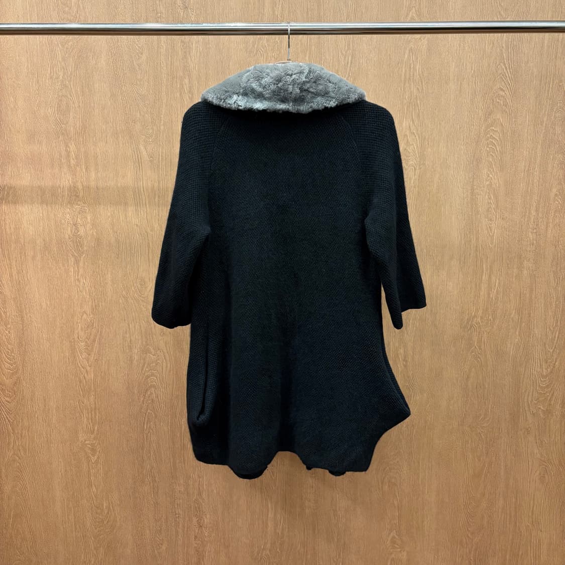 막스마라 A라인 7부 오픈형 니트 코트 그레이 퍼 카라 포켓 디테일 블랙 상품이미지3