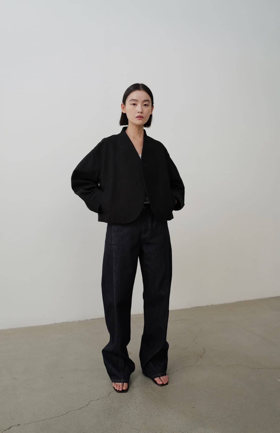 RRACE 레이스 커브드 블랙 크롭 자켓 상품이미지1
