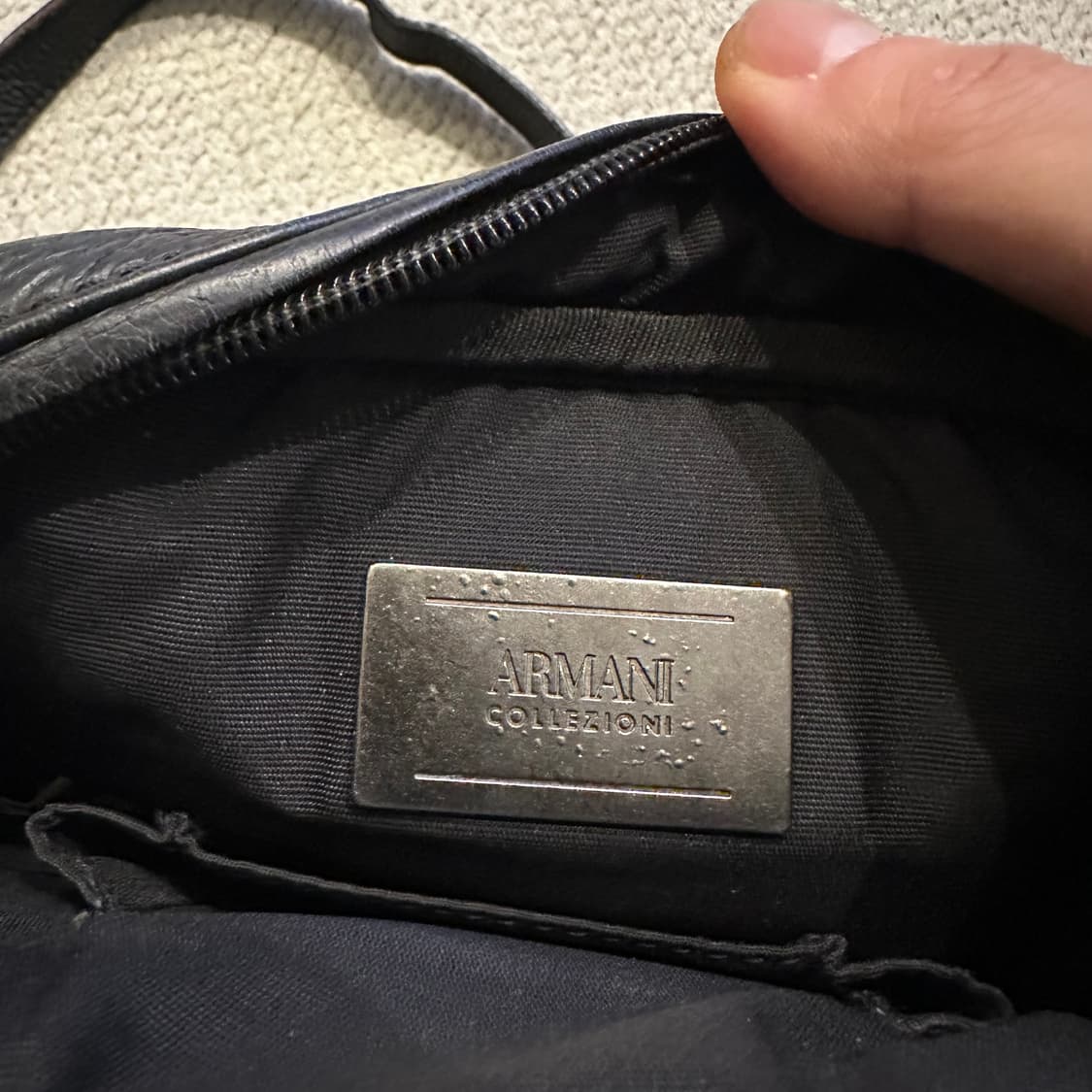 아르마니 Armani 카프스킨 크로스백 상품이미지7