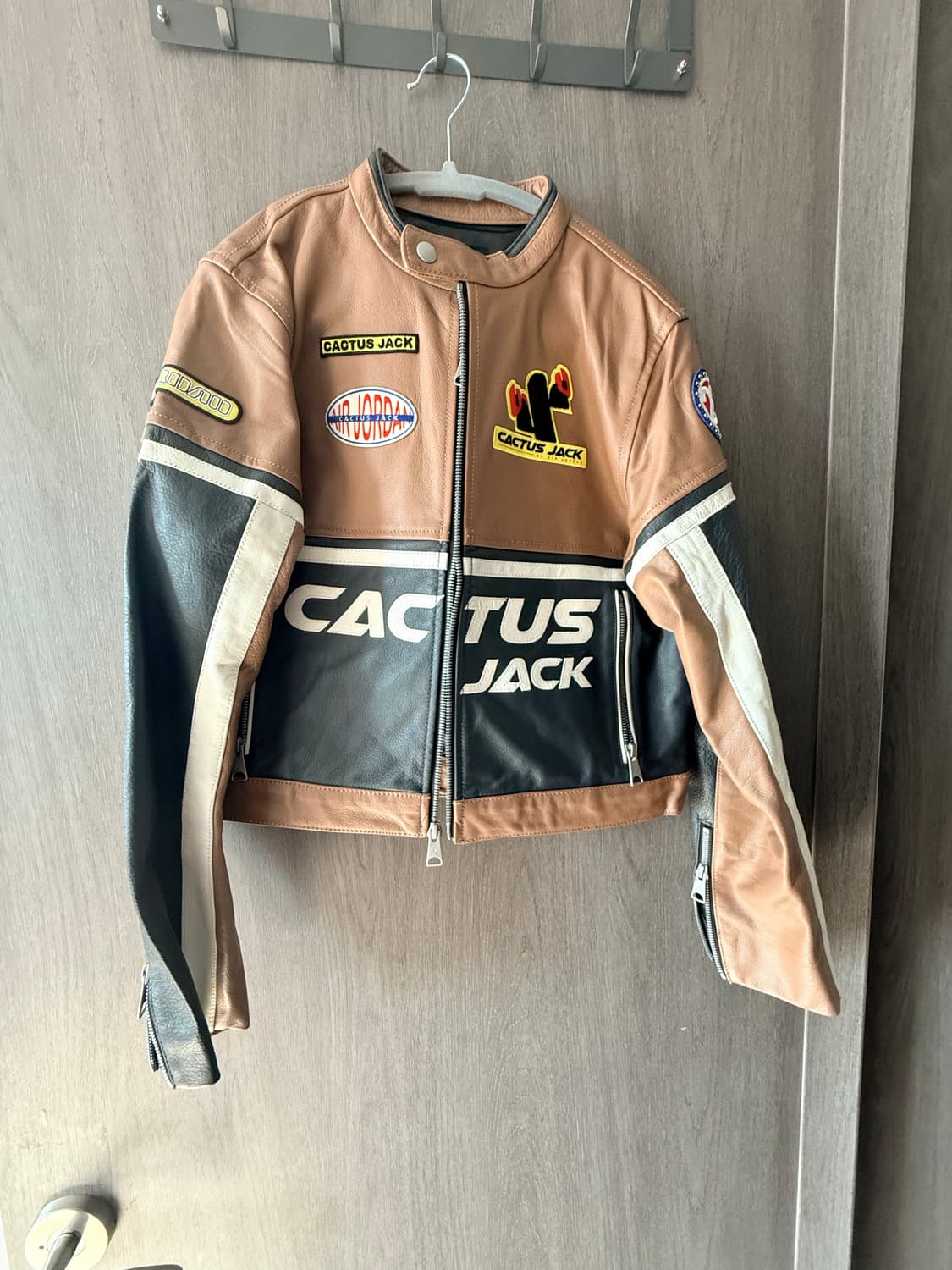 조던 x 트래비스 스캇 레더 자켓 아키오 브라운 - 아시아 상품이미지2