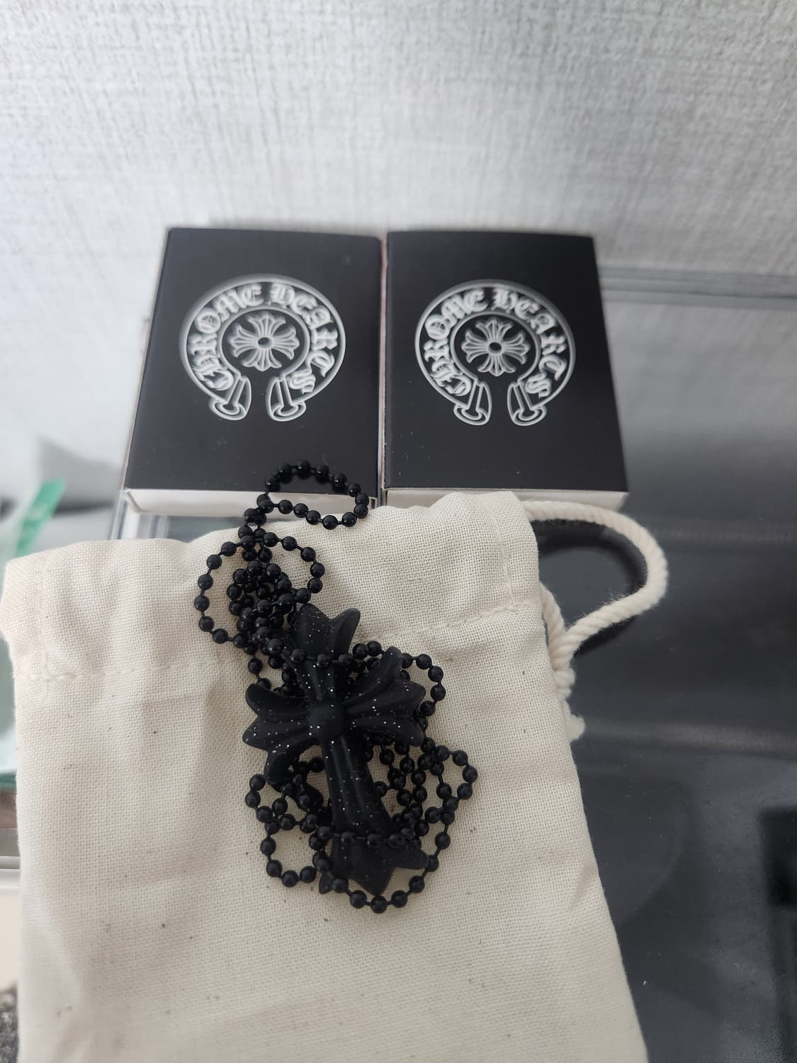 크롬하츠 실리크롬 CH 크로스 펜던트 블랙 글리터 2025 상품이미지2