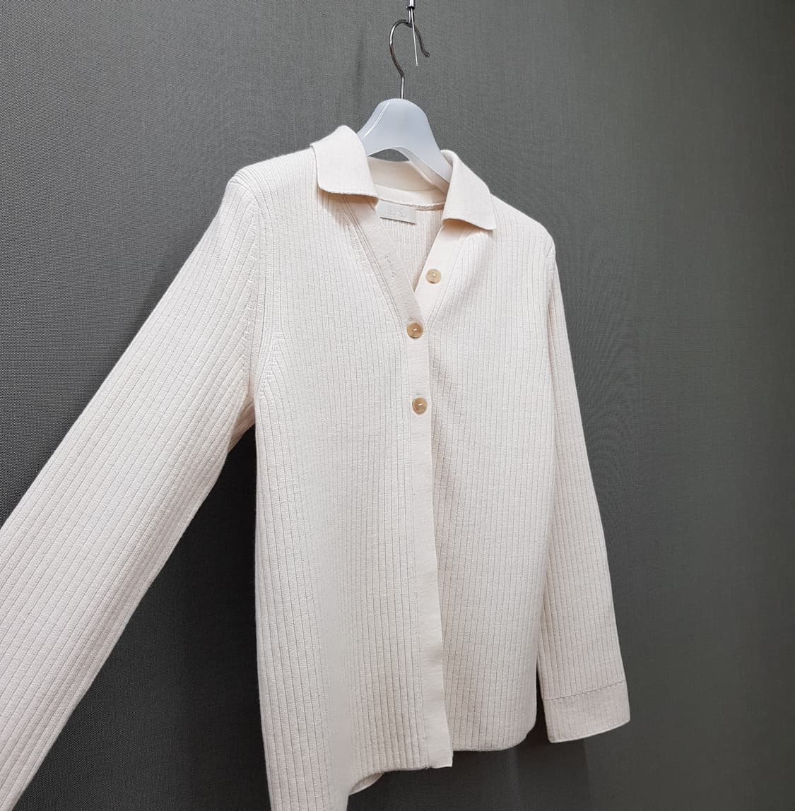 한섬 SJSJ 리브드 카라 니트 가디건 F사이즈 상품이미지4