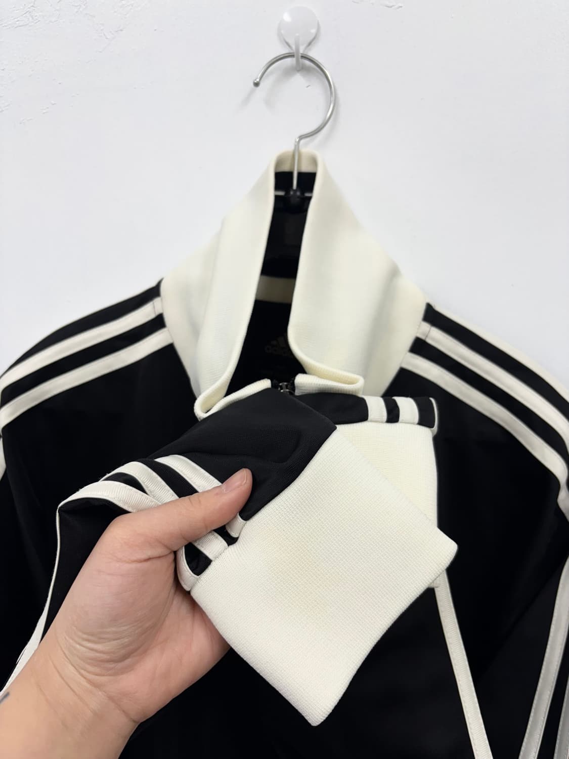 검흰 아디다스  트랙탑 상품이미지4