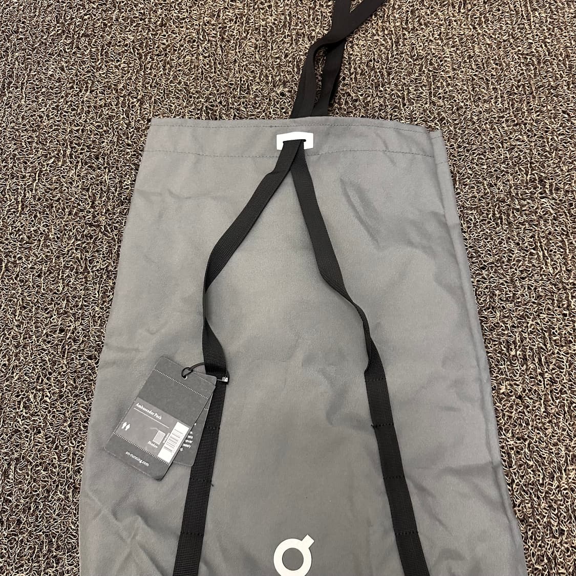 [새상품] On Running 온러닝 경량 백팩 그레이 상품이미지2