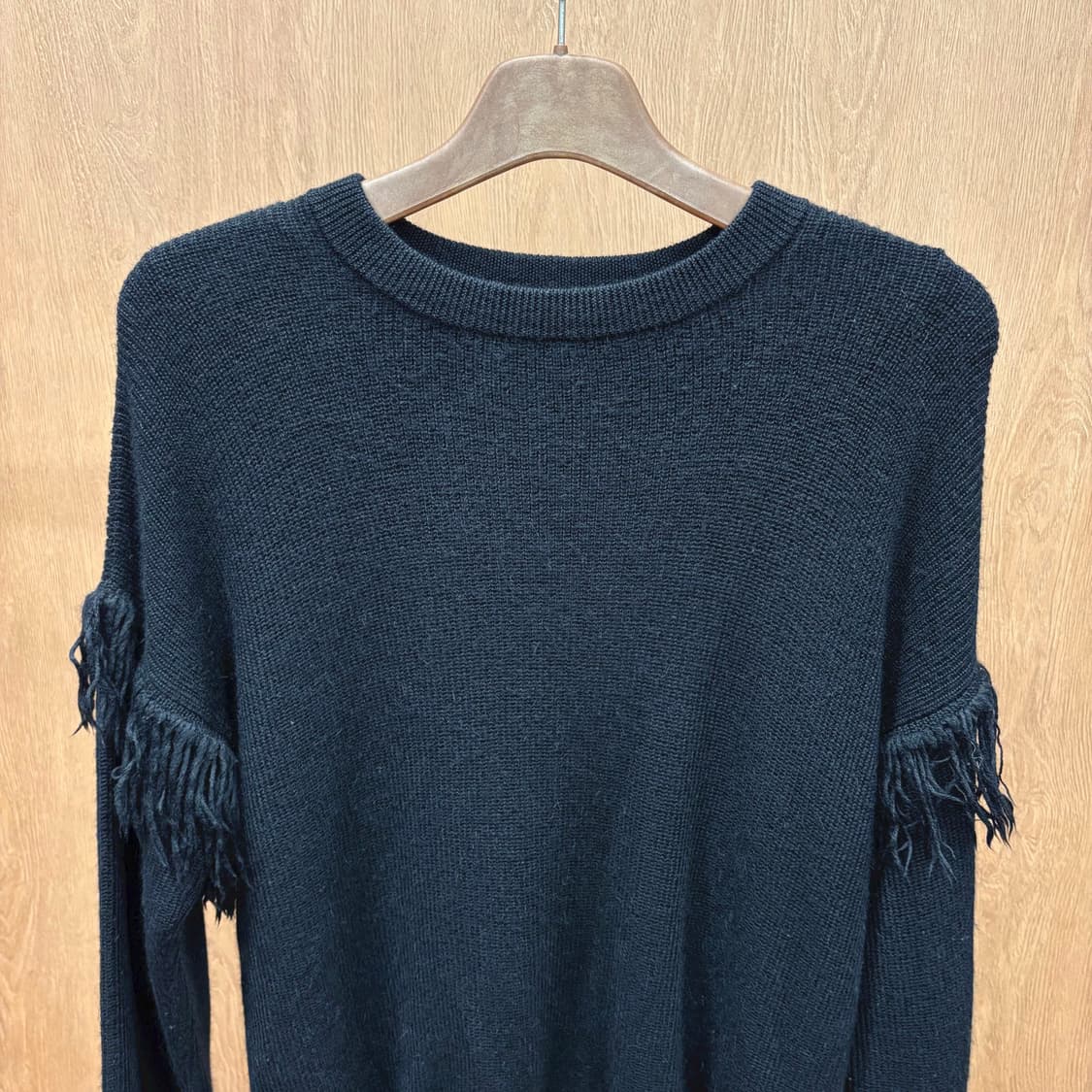 토리버치 라운드넥 긴팔 니트 밑단 시보리 어깨 프린지 디테일 블랙 상품이미지4