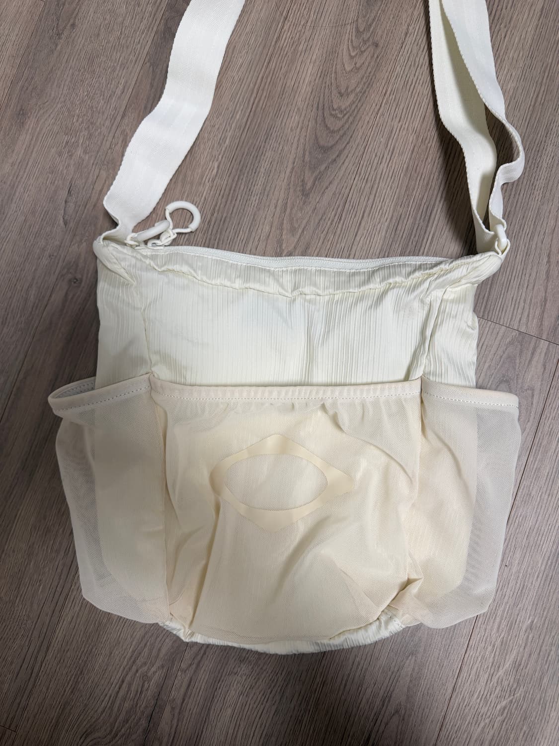 미스치프 매쉬 크로스백 아이보리 상품이미지1