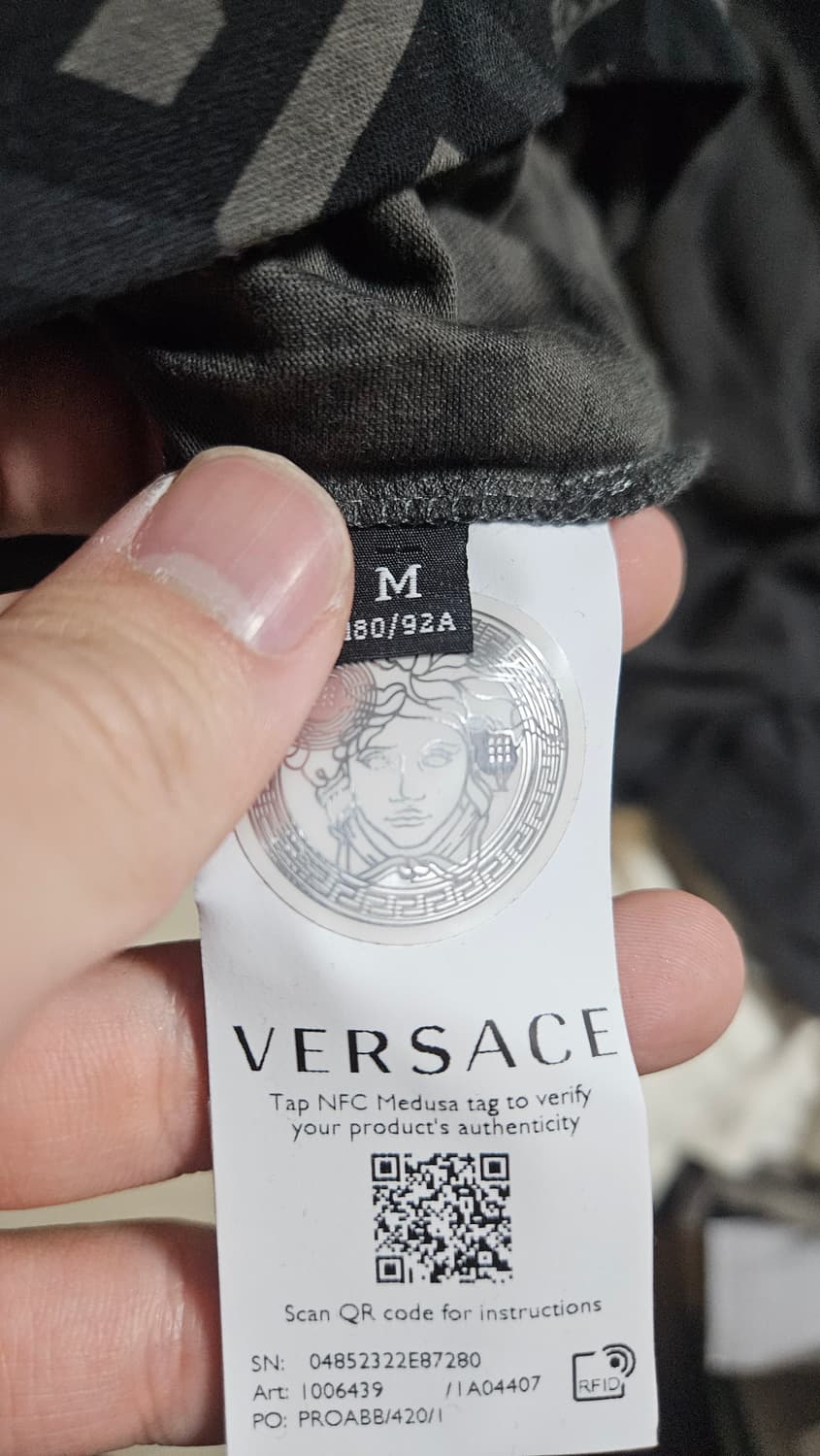 베르사체 반팔티셔츠 블랙 그레이 정품 신품 90만짜리 상품이미지3