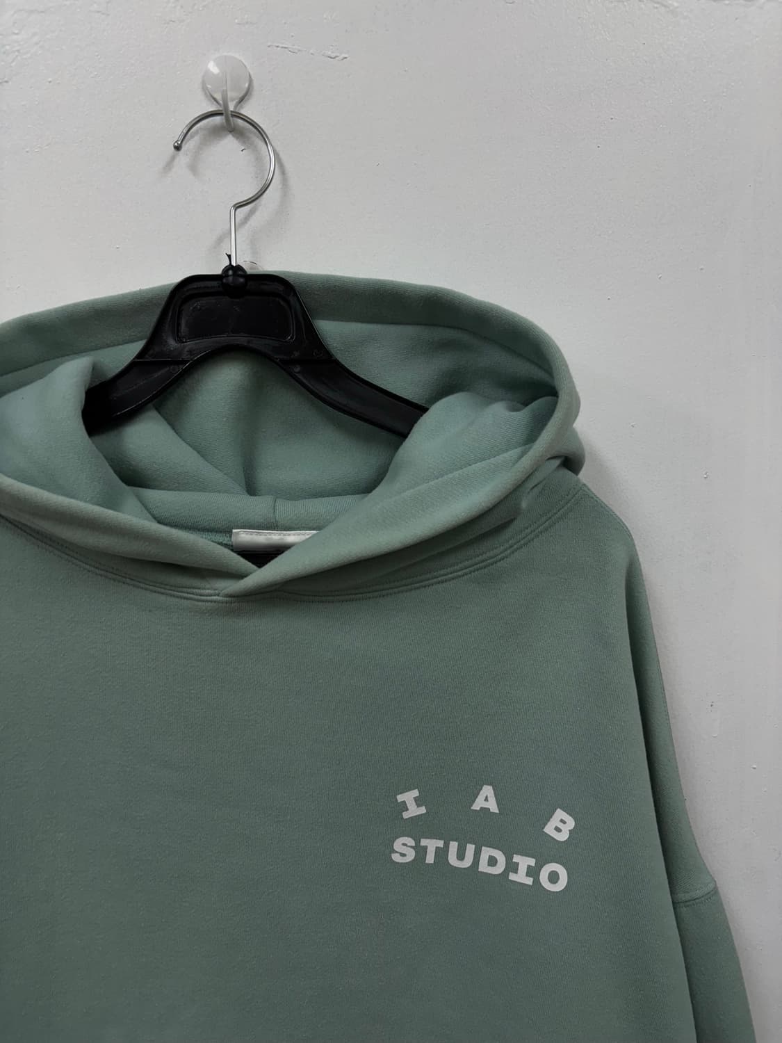 IAB 아이앱 스튜디오 후드티 상품이미지3