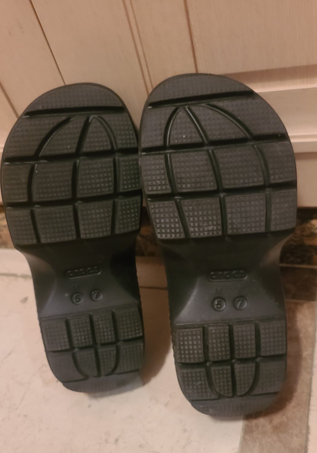 크록스 클래식 플랫폼 스톰프 슬라이드 블랙 240 상품이미지5