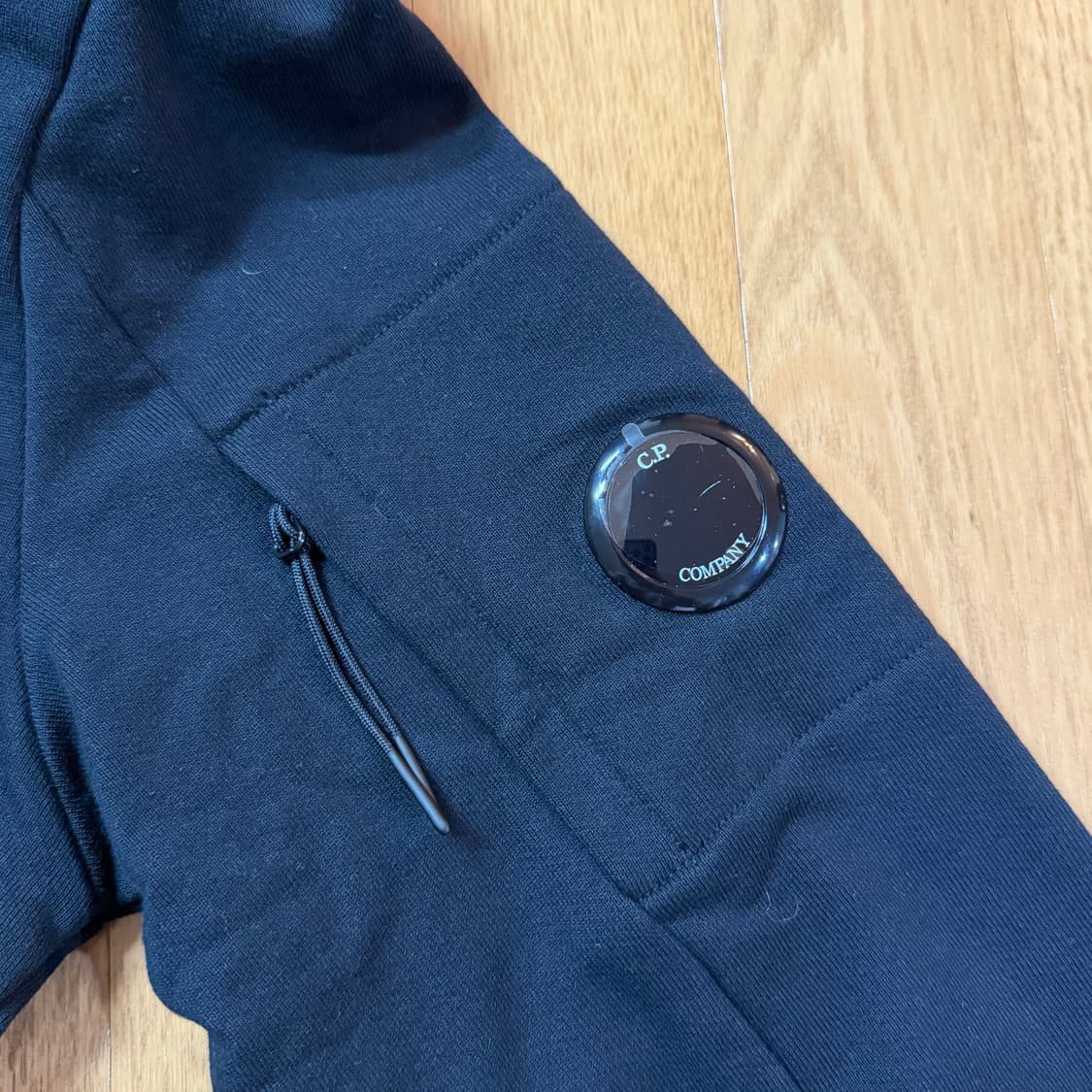 새상품) CP컴퍼니 렌즈와펜 맨투맨 (XL) 상품이미지3