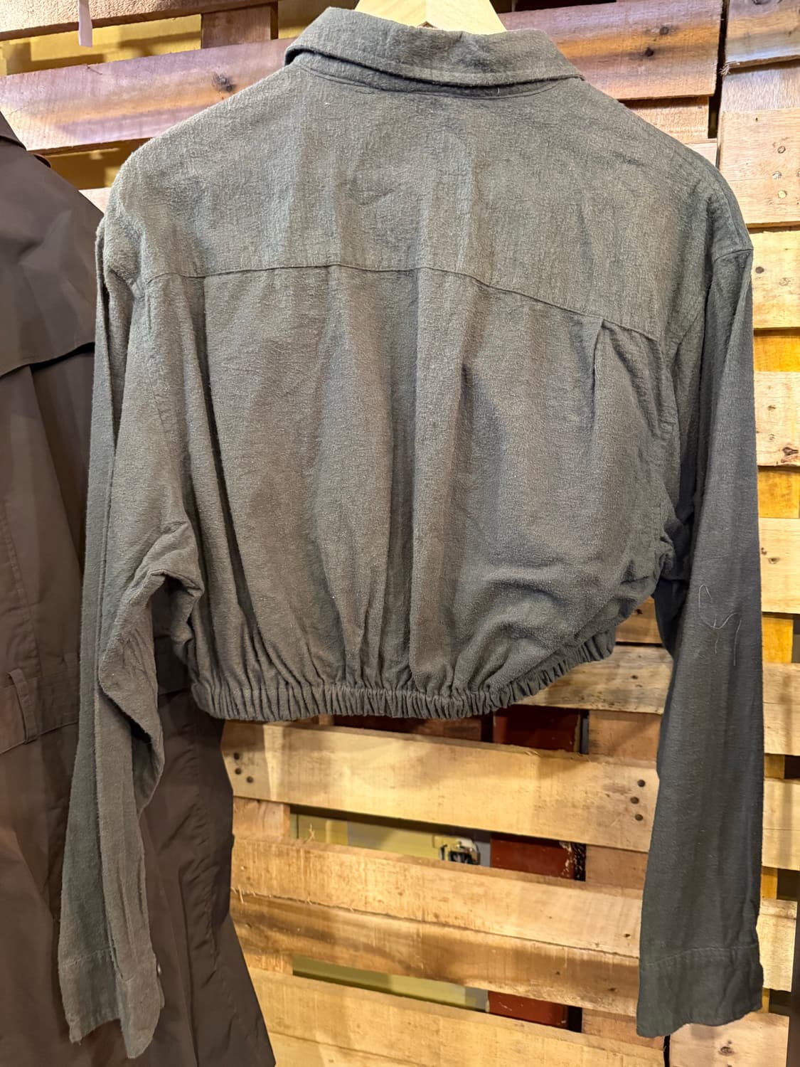 칼하트 카키 리메이크 크롭 셔츠 자켓 상품이미지3