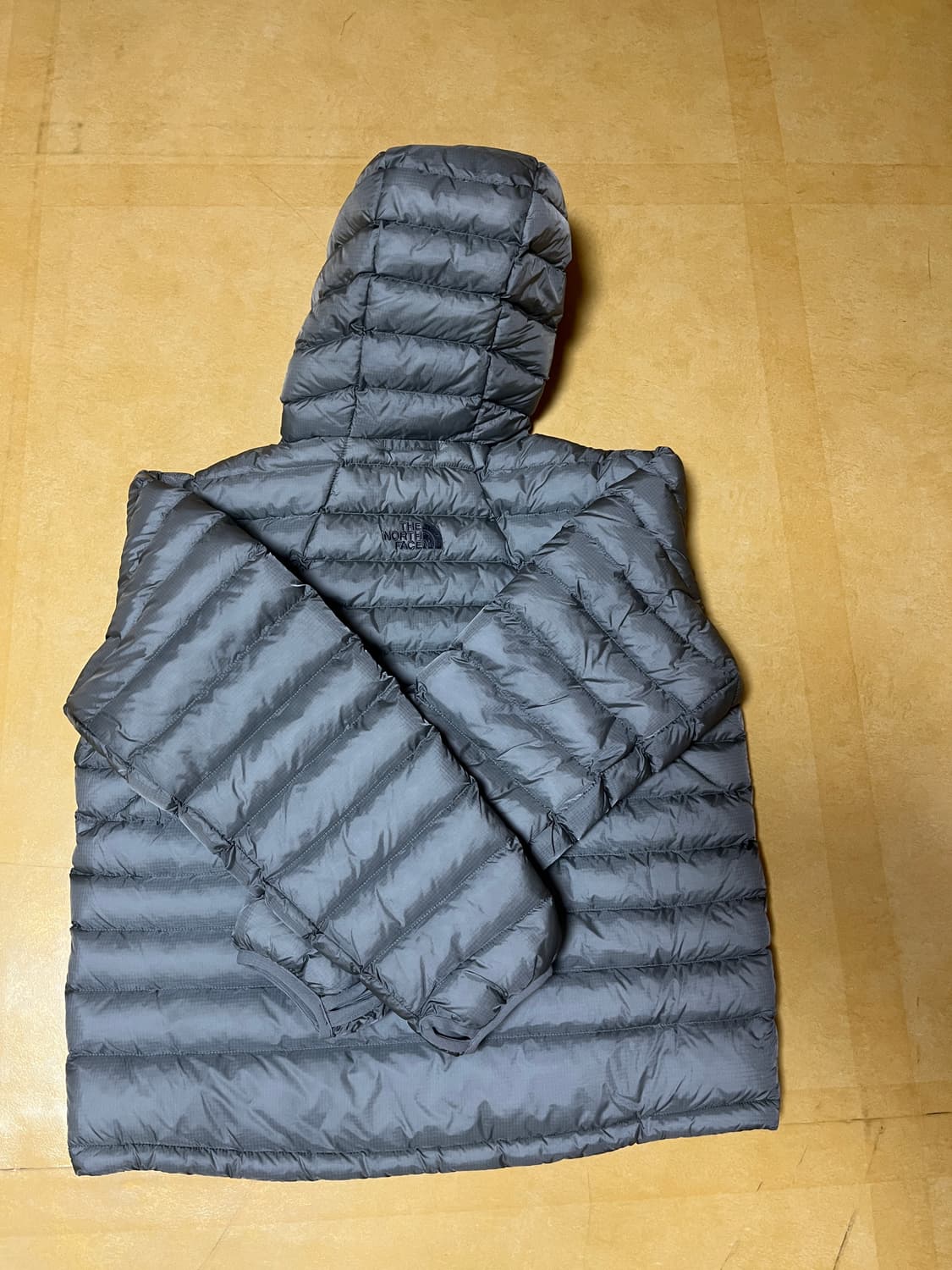 벤투스 온 자켓 실버색상  M사이즈 새상품 팝니다. 상품이미지3