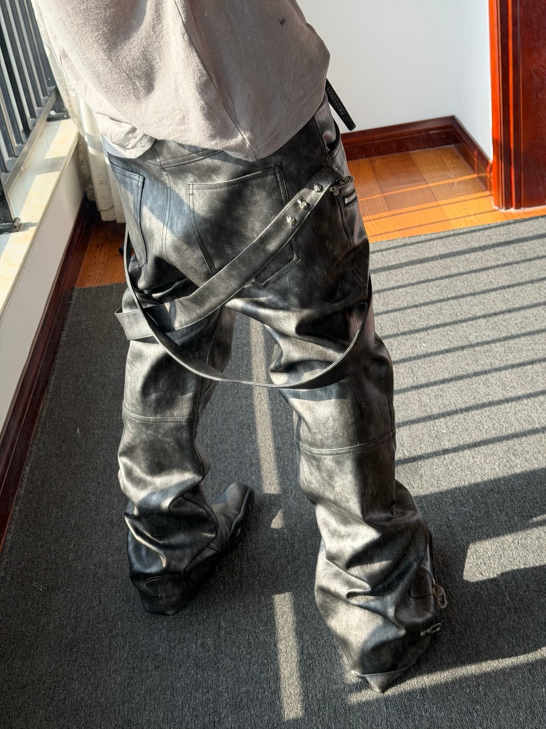 크로스 스트랩 레더 팬츠 상품이미지6