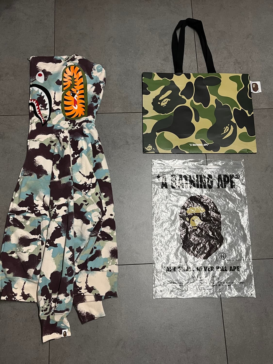 새상품급) 베이프 맵카모 샤크 후드집업 상품이미지2