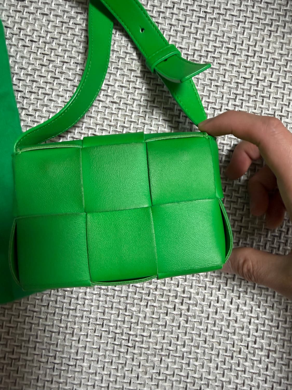 25ss 크림 보테가베네타 미니 카세트백 그린 상품이미지5