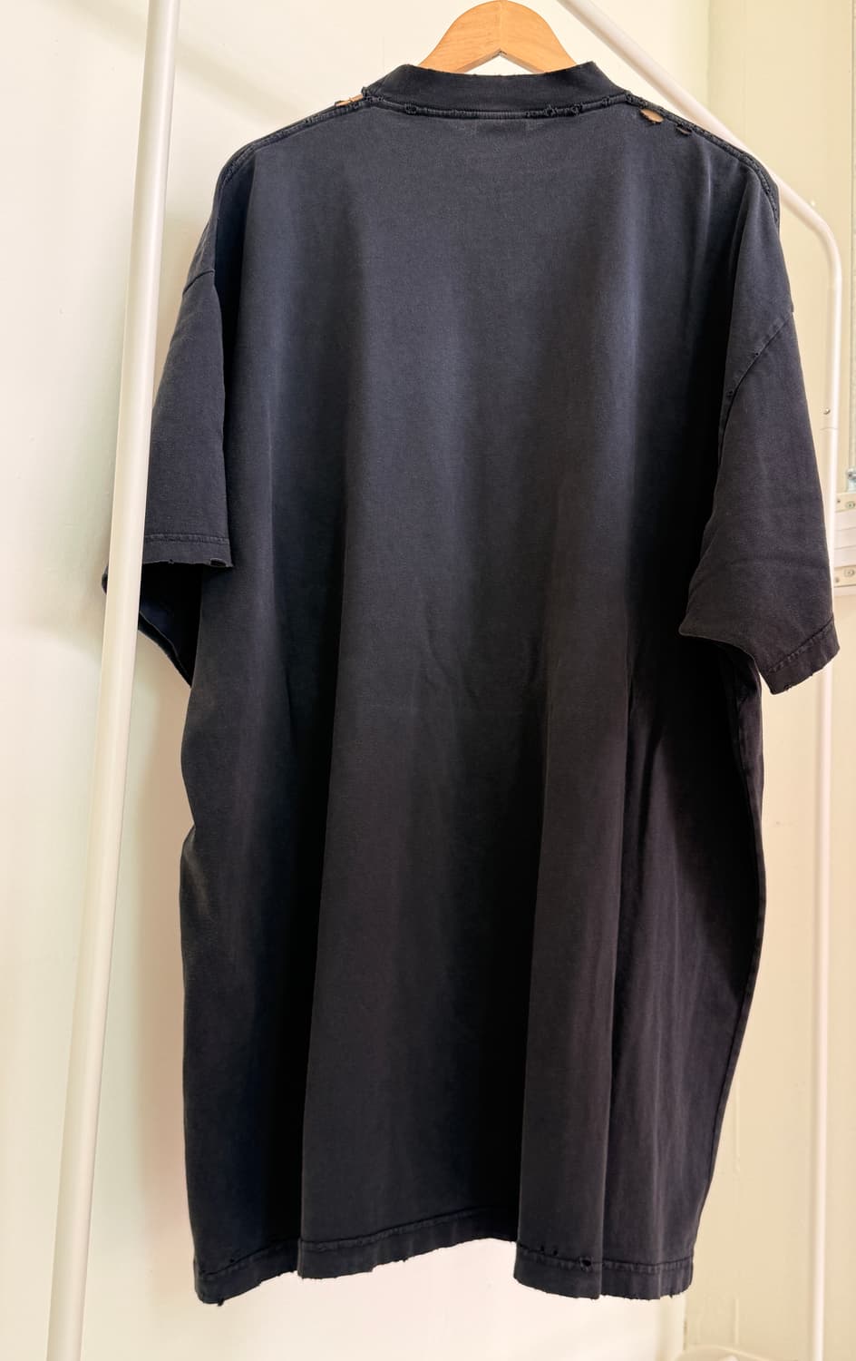 발렌시아가(Balenciaga)의 메탈릭 로고 프린트 티셔츠  상품이미지3