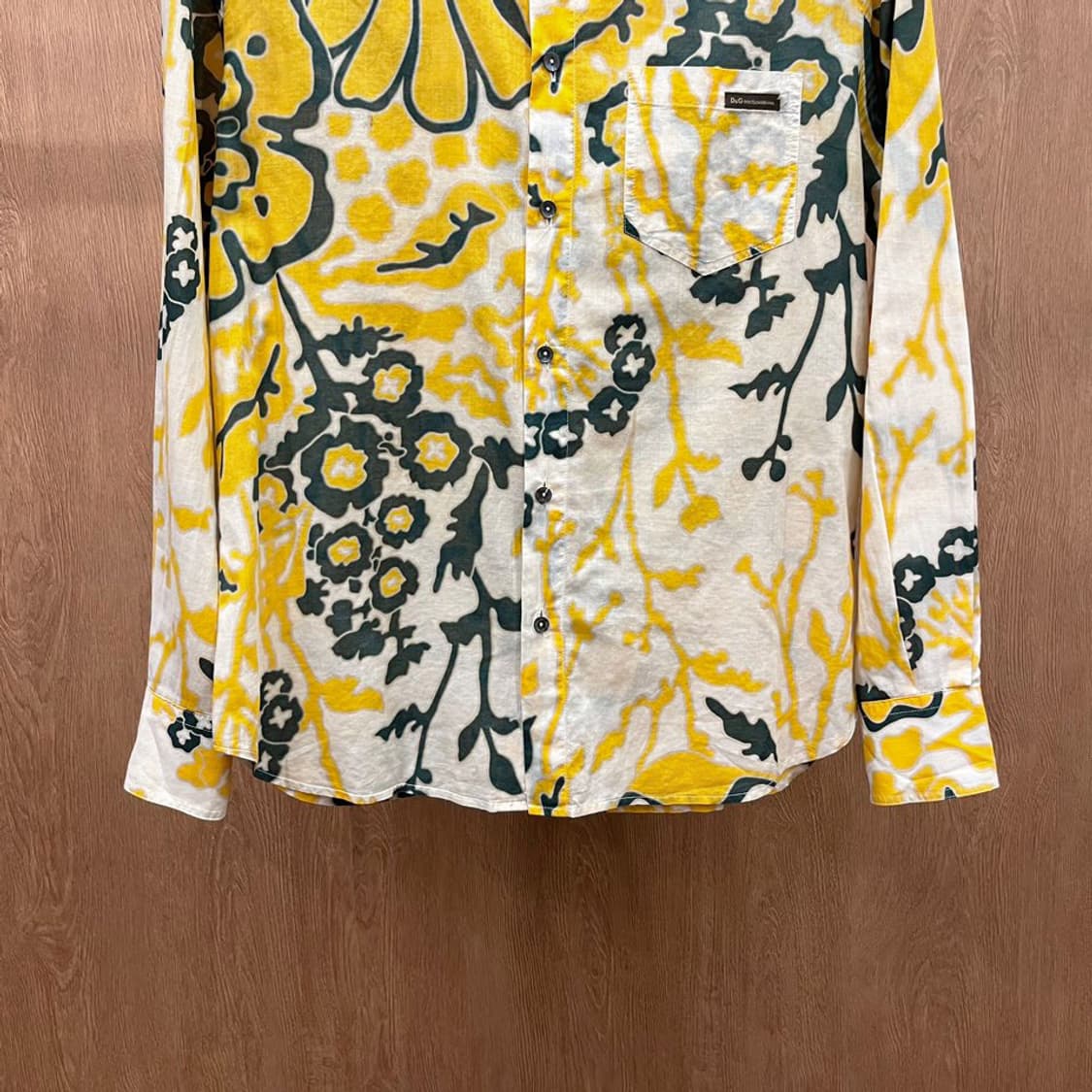 돌체앤가바나 코튼 셔츠 플라워 패턴 싱글 포켓 로고 자수 디테일 베이지 상품이미지5