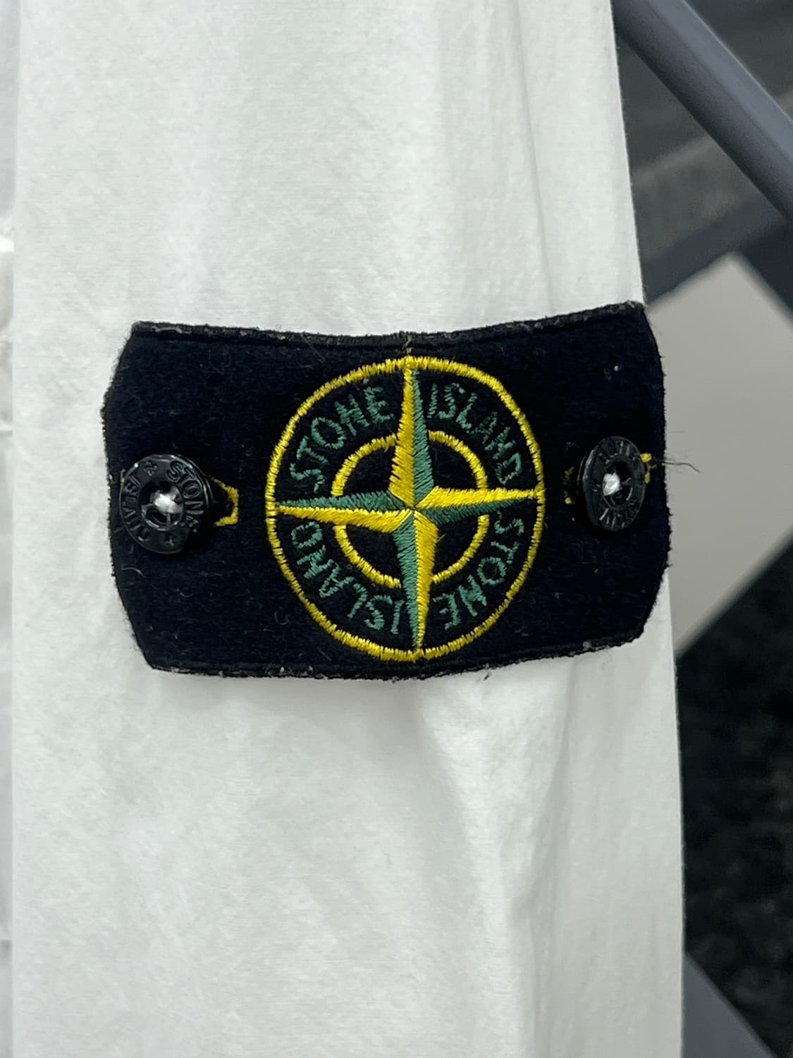 스톤아일랜드 와펜 화이트 포켓 셔츠 상품이미지5