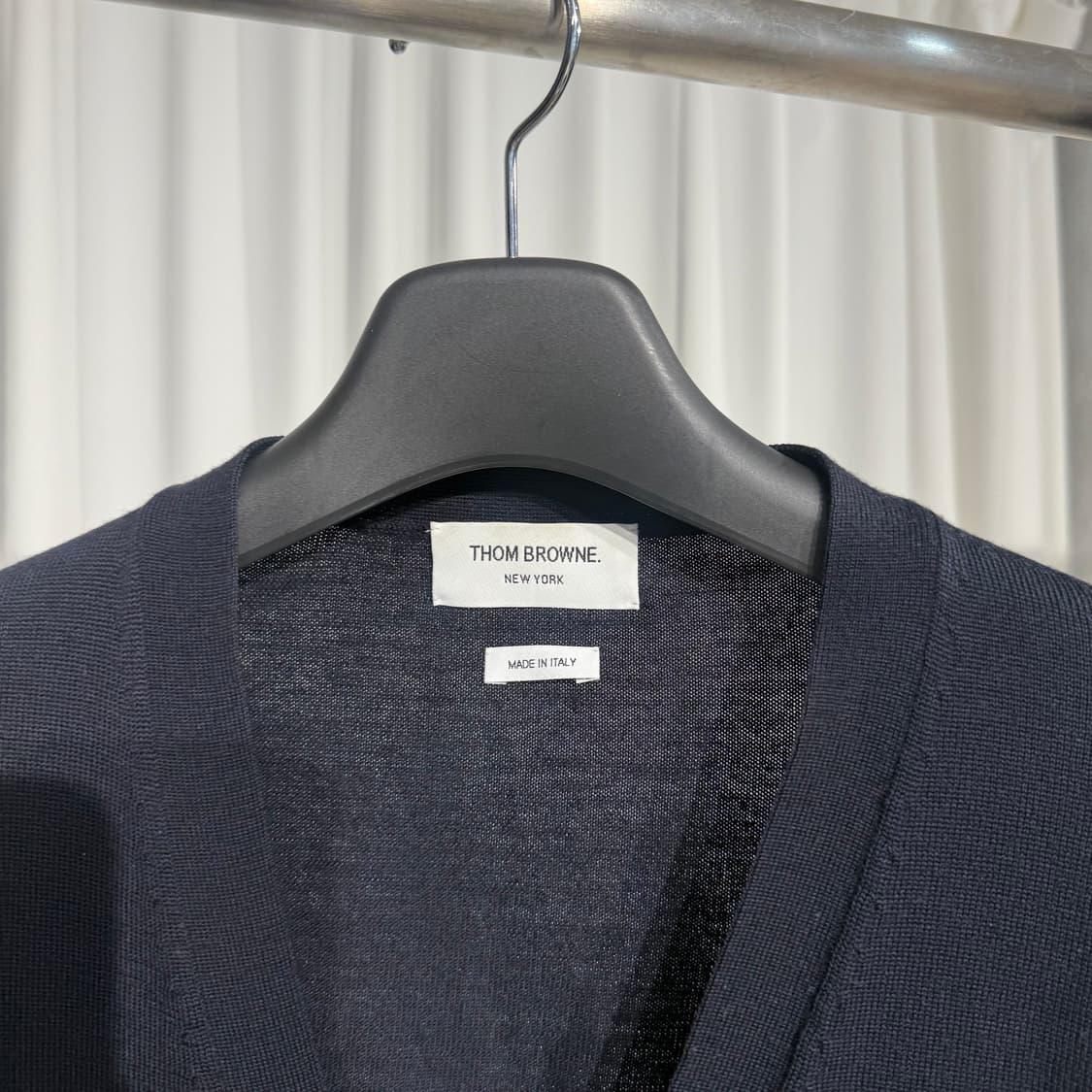 [정품] 톰브라운 25SS 사선완장 버드 앤 비 브이넥 가디건 상품이미지4