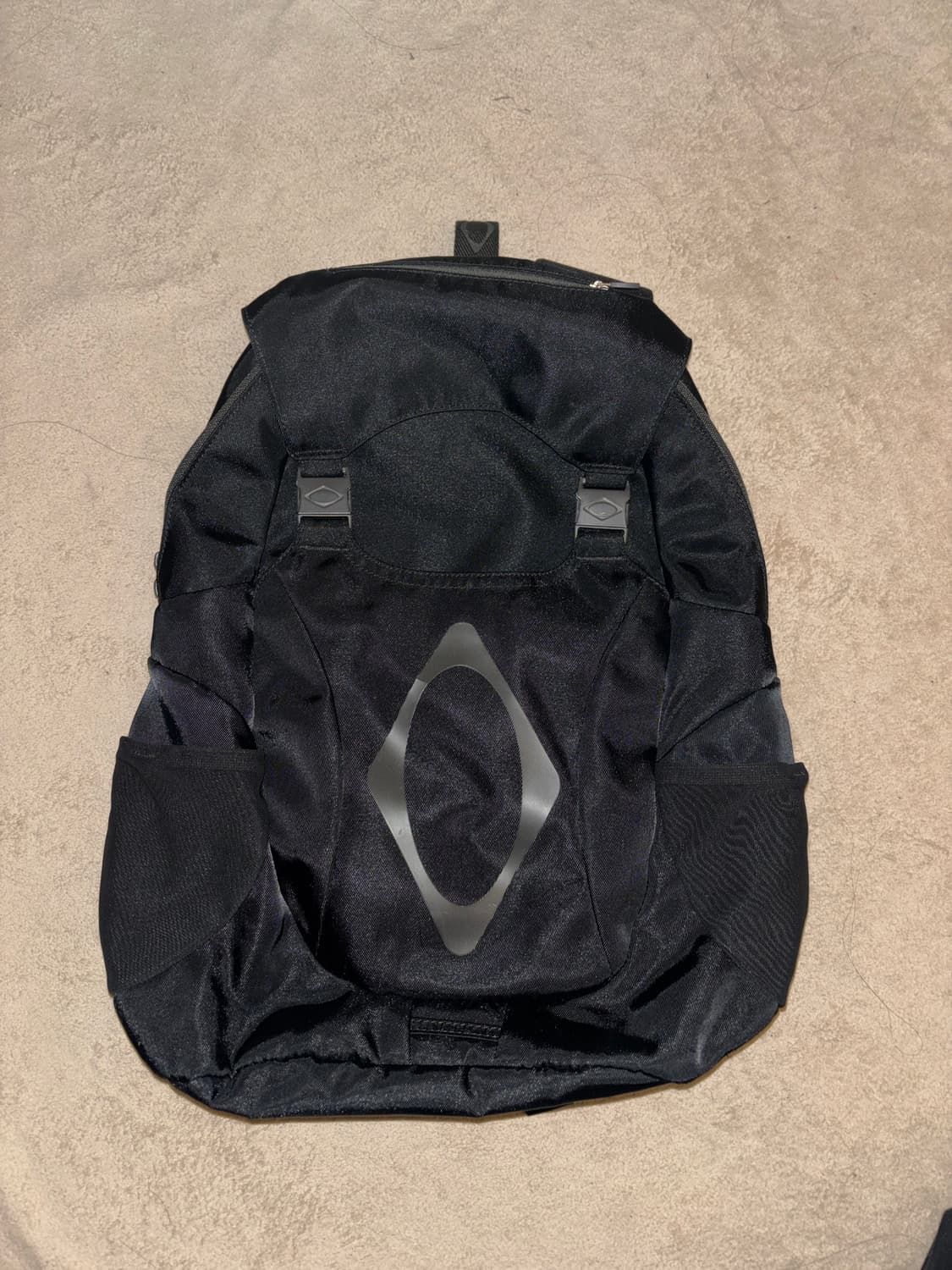 미스치프 버클 플랩 백팩 블랙 상품이미지3