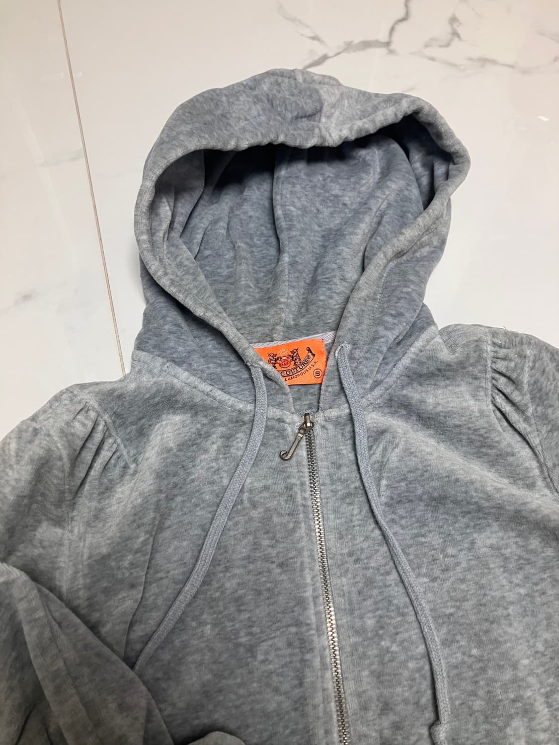 Y2K 쥬시 꾸뛰르 벨루어 그레이 퍼프 후드집업 상품이미지2