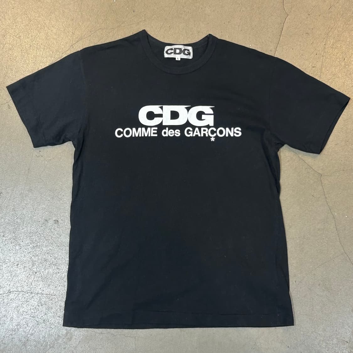 L 꼼데가르송 빅로고 블랙 반팔 티셔츠 상품이미지2