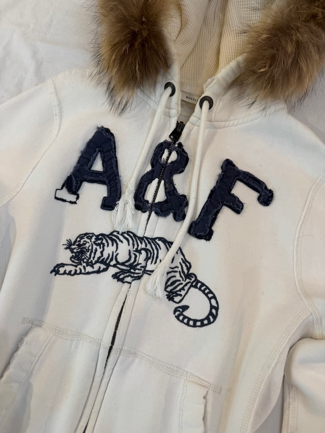 아베크롬비 y2k 타이거 울프죠 퍼 후드집업 화이트 상품이미지2