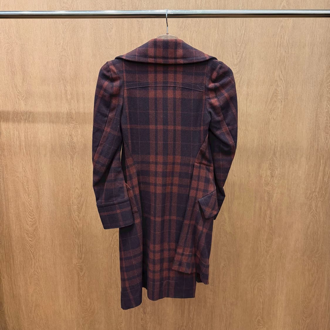 비비안 웨스트우드 체크 울 코트 언밸런스 버튼 디테일 레귤러핏 레드 상품이미지3