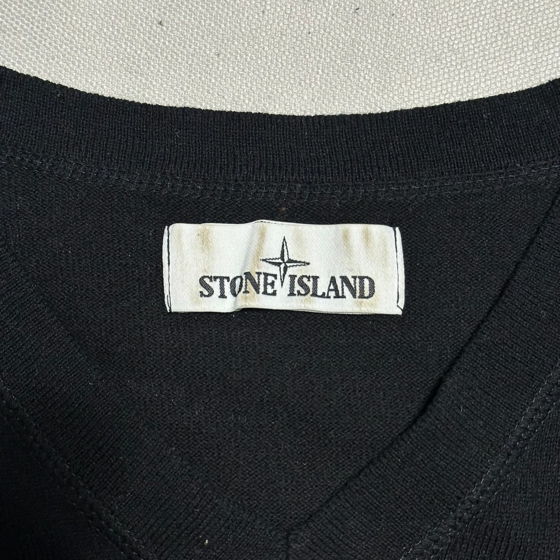 M 스톤아일랜드 패치와펜 브이넥 블랙 코튼 니트 상품이미지4