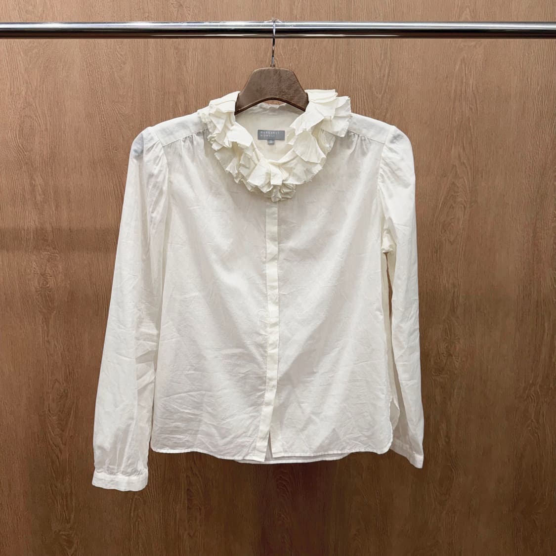 마가렛호웰 블라우스 더블 레이어드 러플 넥 히든 버튼업 디테일 아이보리 상품이미지2