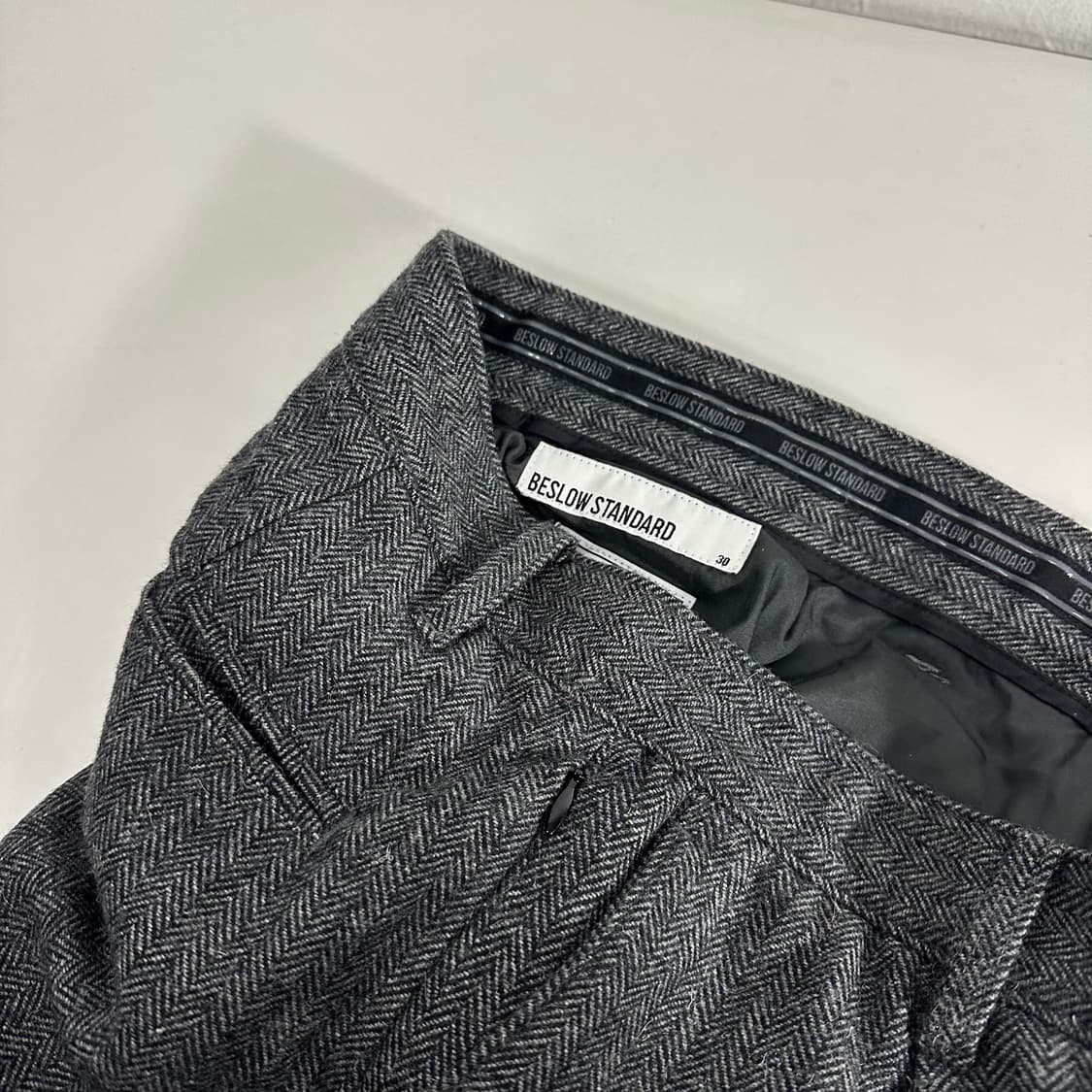 30 비슬로우 레귤러핏 원턱 헤링본 울 슬랙스 상품이미지1