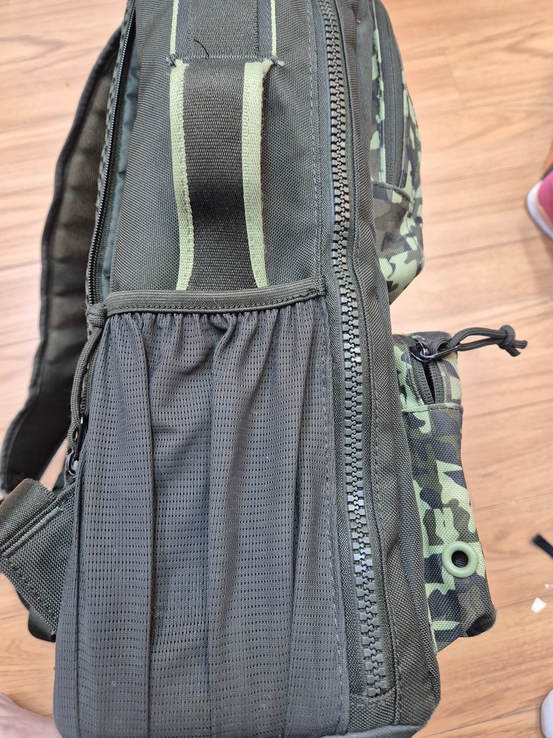 나이키 유틸리티 엘리트 백팩 판매합니다. 카모 패턴이 매력적이며, 전면에 상품이미지3