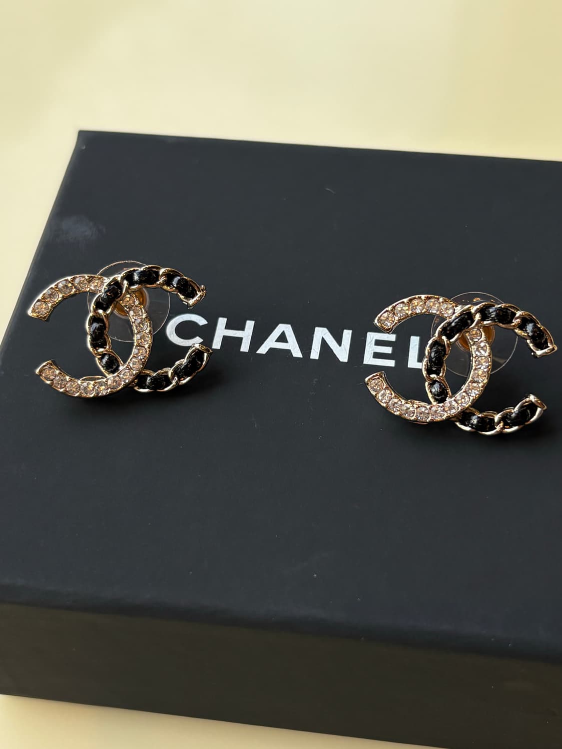 샤넬 정품 cc로고 업사이클링 크리스탈 레더 귀걸이 상품이미지1