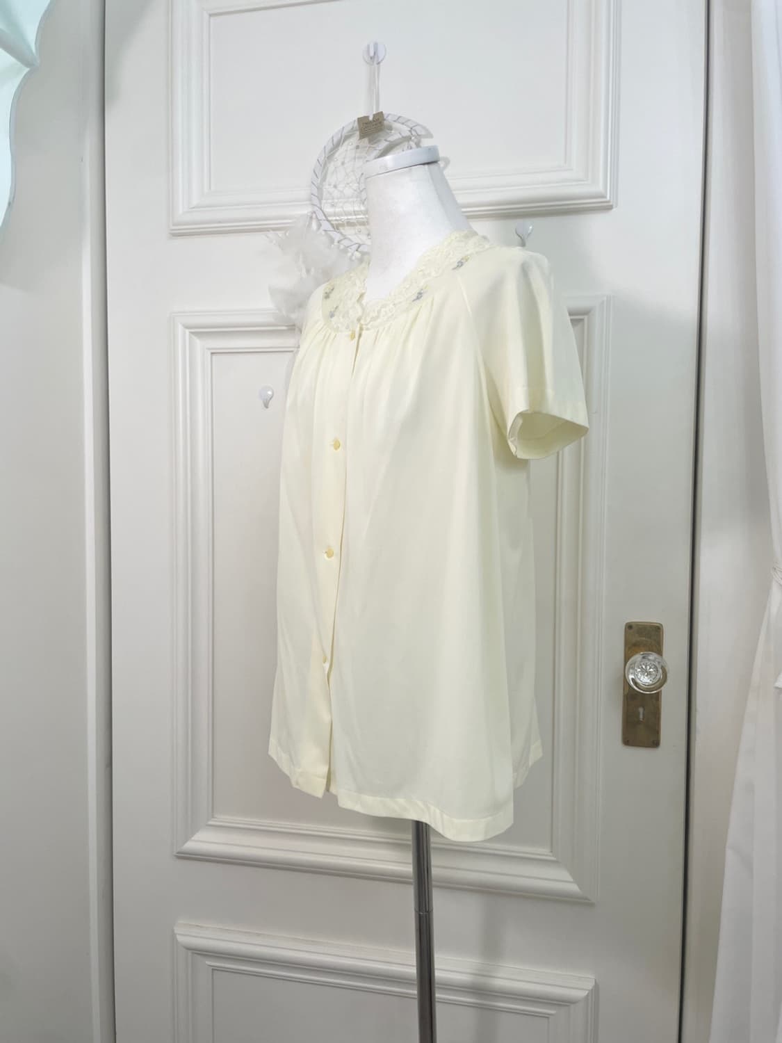 light yellow lace embroidery half blouse 상품이미지2